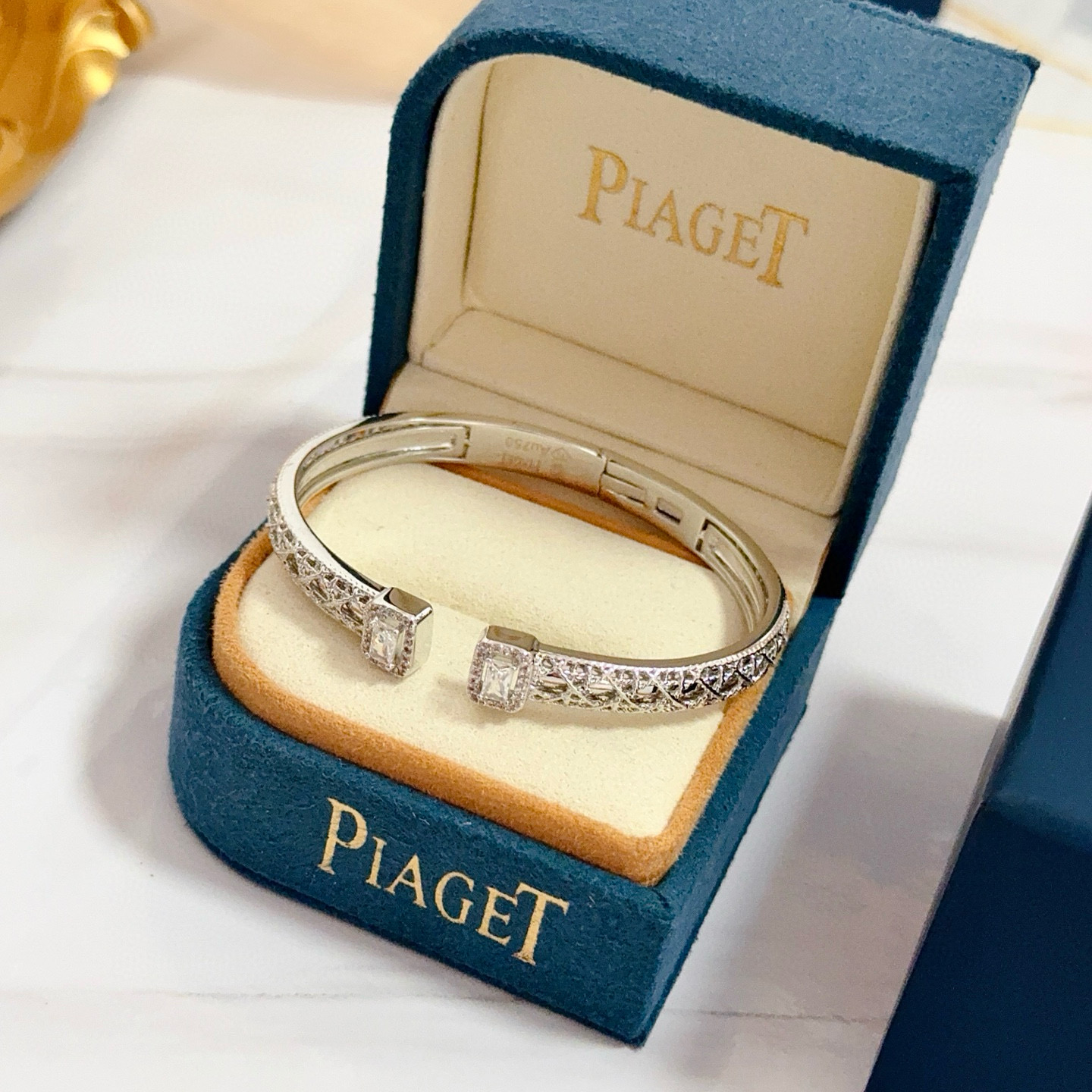 Piaget伯爵手镯， 高端定制版本 镶嵌钻工艺 ，V金材质 ，细节处尽显奢华。金属质感与纹理相互映衬，