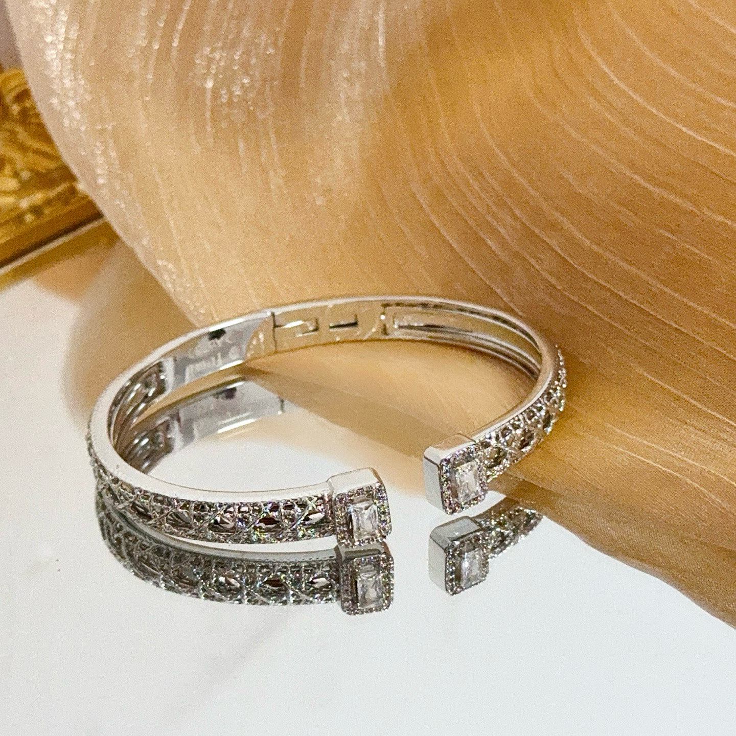 Piaget伯爵手镯， 高端定制版本 镶嵌钻工艺 ，V金材质 ，细节处尽显奢华。金属质感与纹理相互映衬，