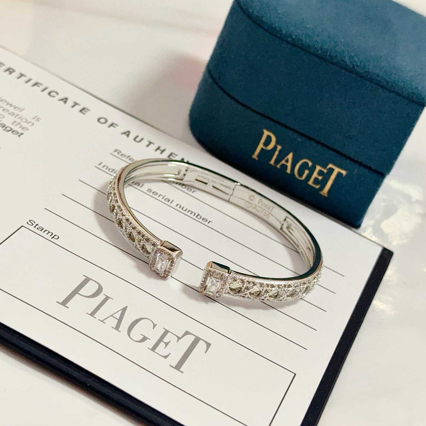 Piaget伯爵手镯， 高端定制版本 镶嵌钻工艺 ，V金材质 ，细节处尽显奢华。金属质感与纹理相互映衬，