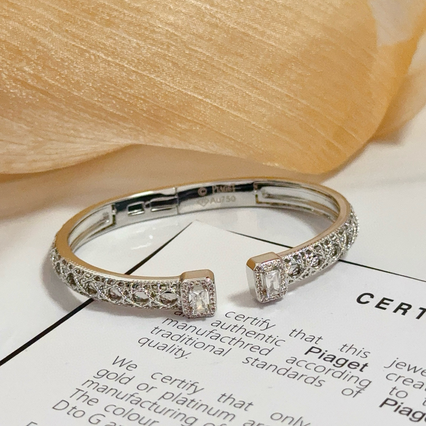 Piaget伯爵手镯， 高端定制版本 镶嵌钻工艺 ，V金材质 ，细节处尽显奢华。金属质感与纹理相互映衬，