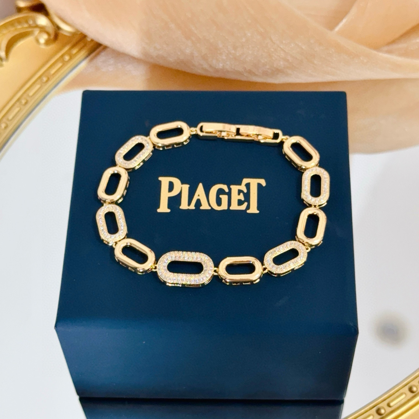 Piaget伯爵手链， 高端定制版本 镶嵌钻工艺 V金材质 ，可调节长度，设计独特，温柔有质感～，款式经
