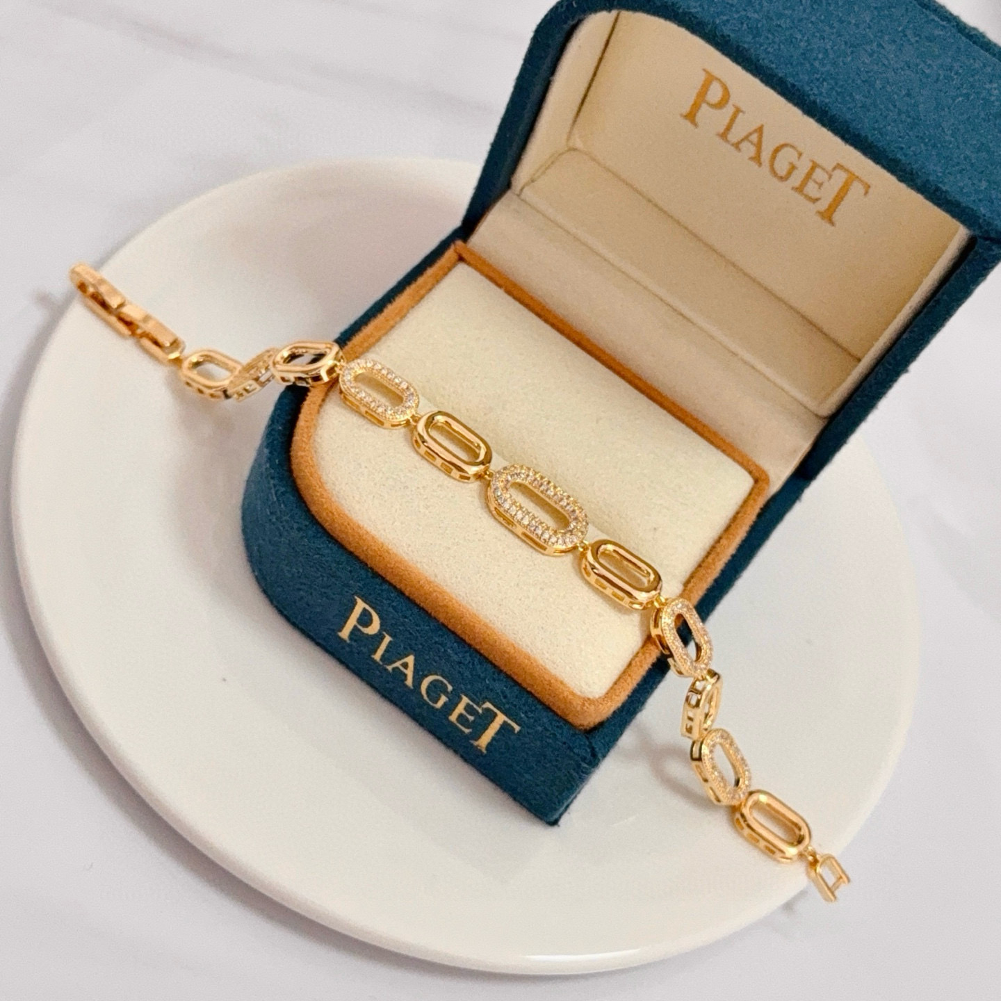 Piaget伯爵手链， 高端定制版本 镶嵌钻工艺 V金材质 ，可调节长度，设计独特，温柔有质感～，款式经