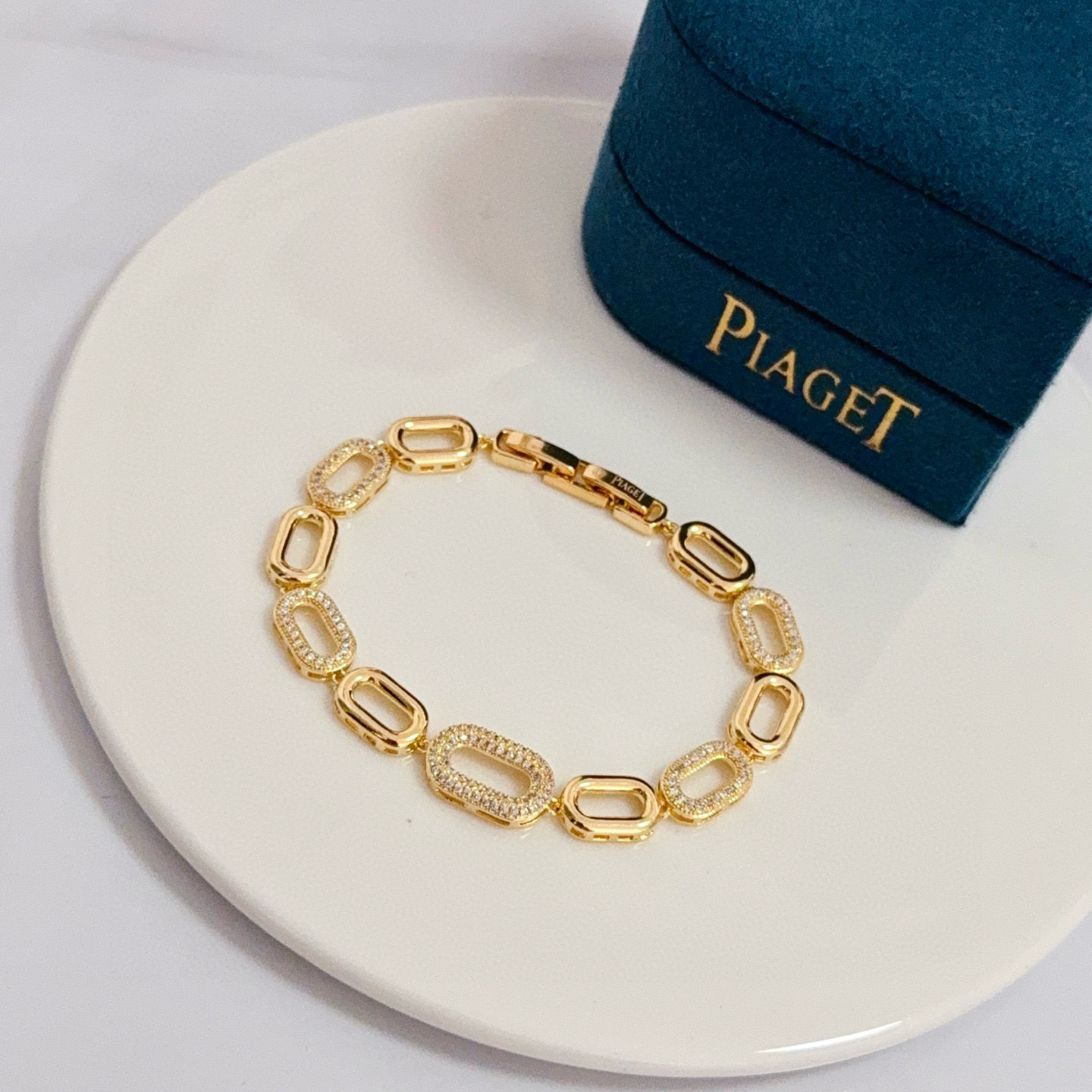 Piaget伯爵手链， 高端定制版本 镶嵌钻工艺 V金材质 ，可调节长度，设计独特，温柔有质感～，款式经