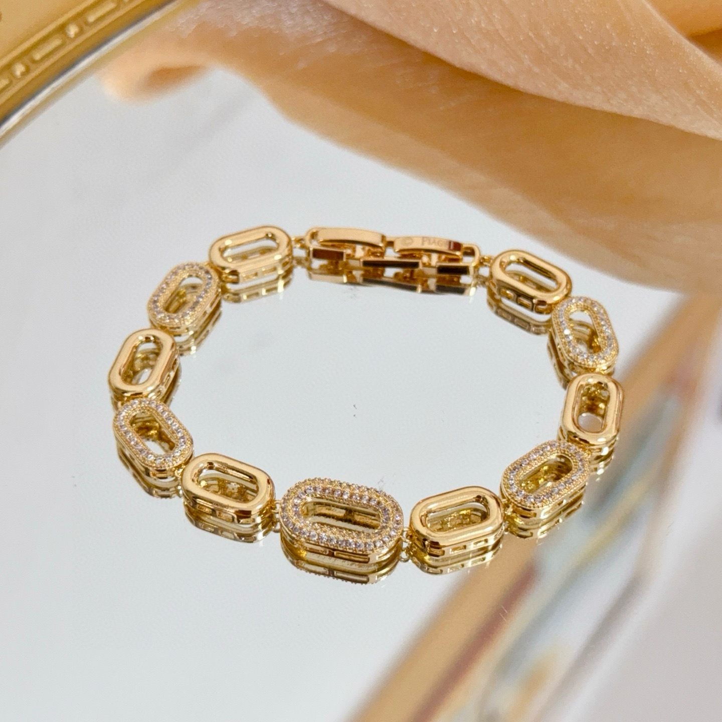 Piaget伯爵手链， 高端定制版本 镶嵌钻工艺 V金材质 ，可调节长度，设计独特，温柔有质感～，款式经