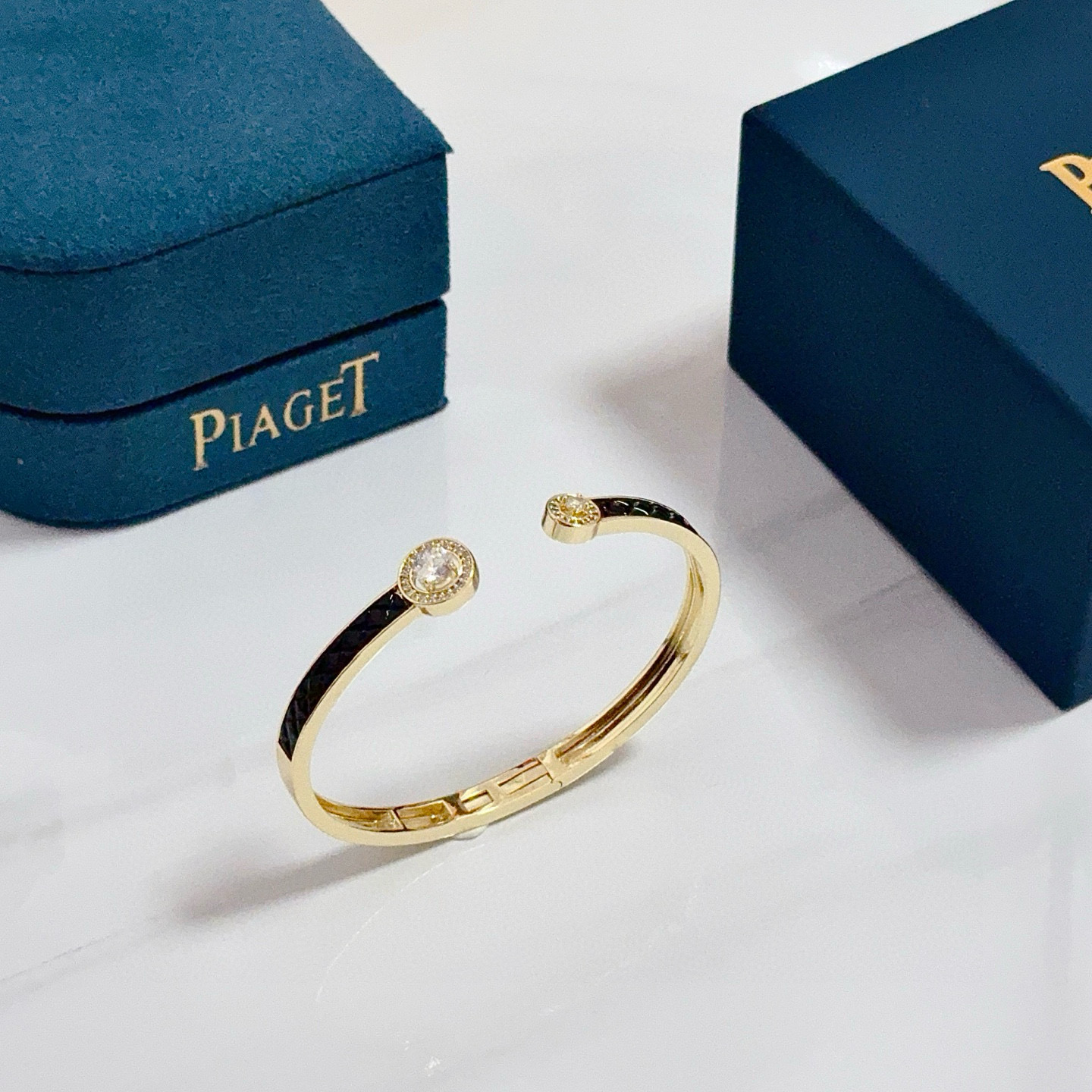 Piaget伯爵手镯， 高端定制版本 镶嵌钻工艺 ，V金材质 ，细节处尽显奢华。金属质感与纹理相互映衬，