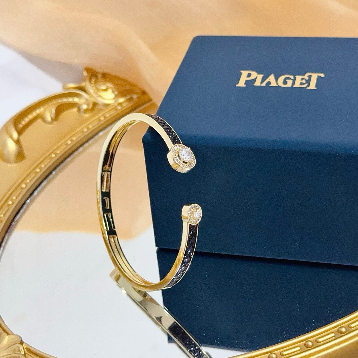 Piaget伯爵手镯， 高端定制版本 镶嵌钻工艺 ，V金材质 ，细节处尽显奢华。金属质感与纹理相互映衬，