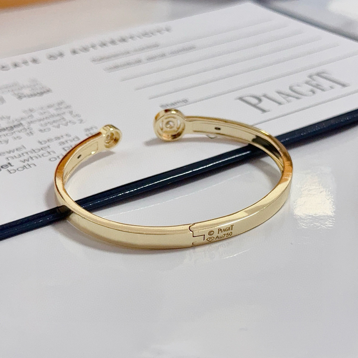 Piaget伯爵手镯， 高端定制版本 镶嵌钻工艺 ，V金材质 ，细节处尽显奢华。金属质感与纹理相互映衬，