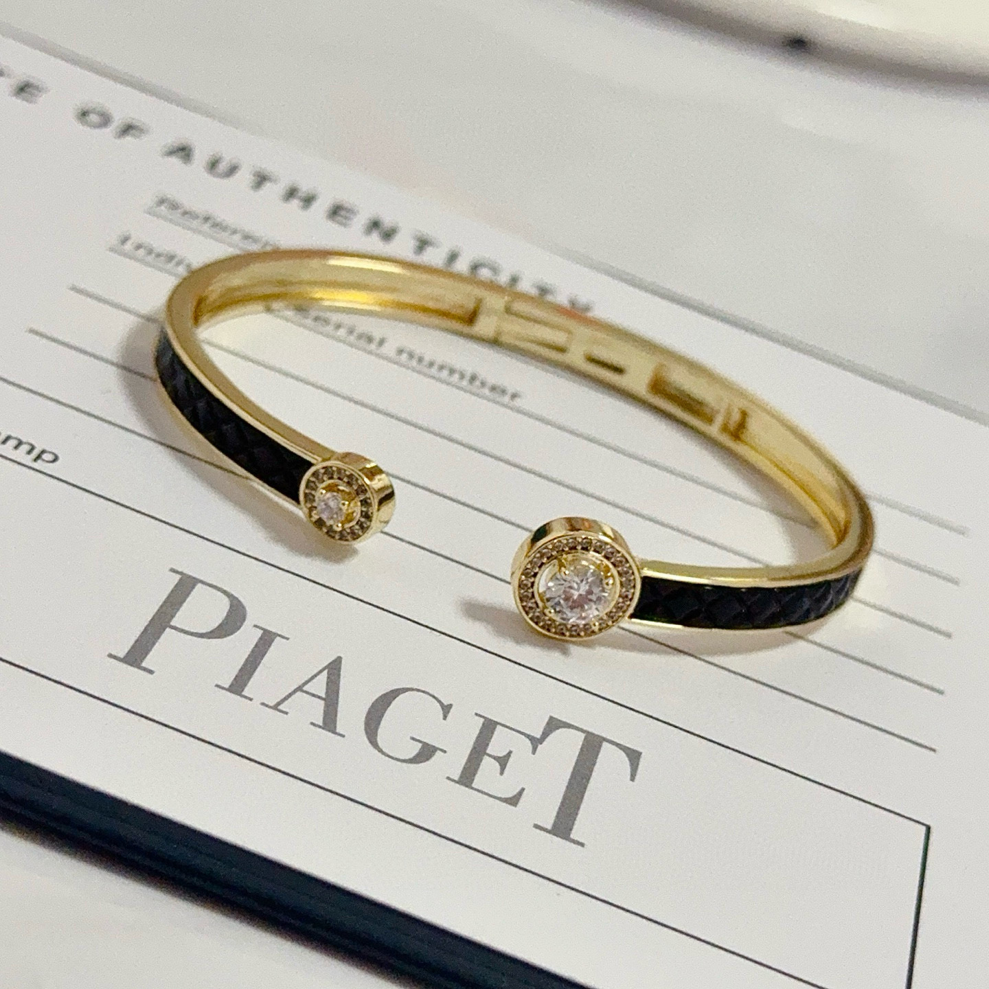 Piaget伯爵手镯， 高端定制版本 镶嵌钻工艺 ，V金材质 ，细节处尽显奢华。金属质感与纹理相互映衬，