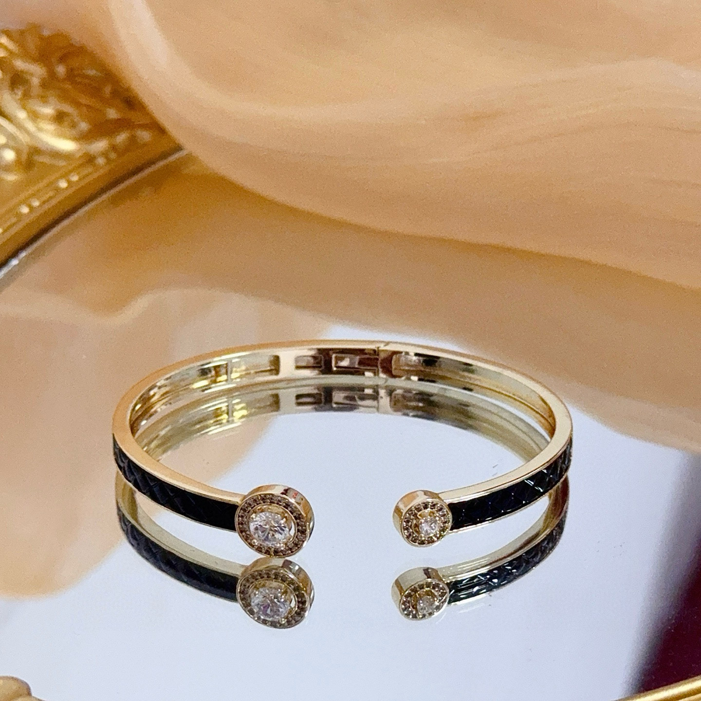 Piaget伯爵手镯， 高端定制版本 镶嵌钻工艺 ，V金材质 ，细节处尽显奢华。金属质感与纹理相互映衬，