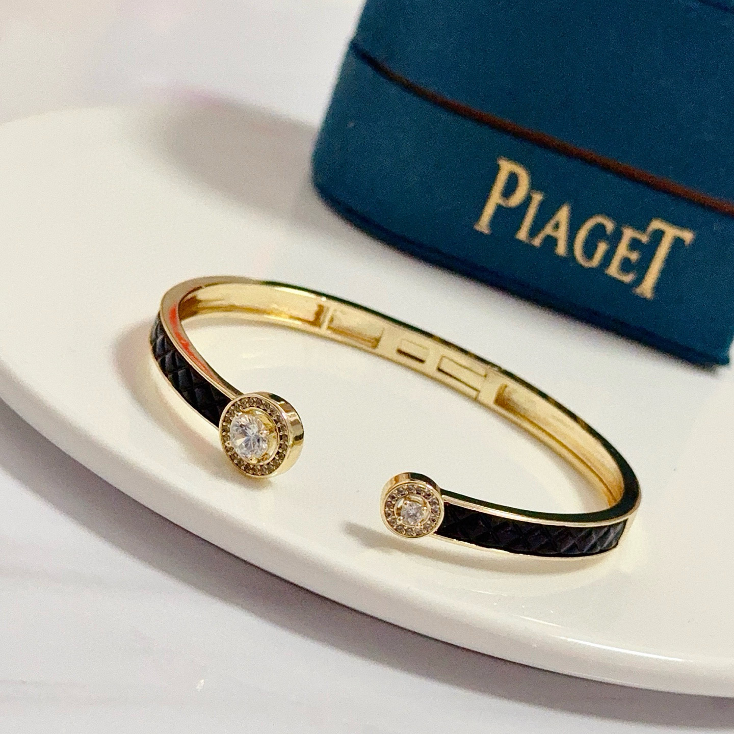 Piaget伯爵手镯， 高端定制版本 镶嵌钻工艺 ，V金材质 ，细节处尽显奢华。金属质感与纹理相互映衬，