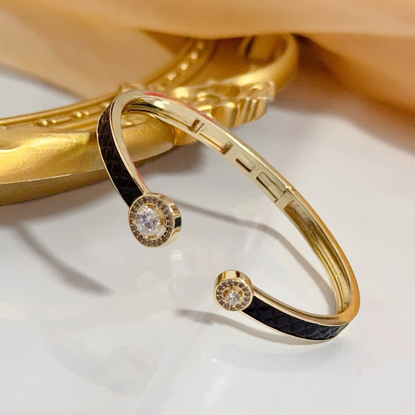 Piaget伯爵手镯， 高端定制版本 镶嵌钻工艺 ，V金材质 ，细节处尽显奢华。金属质感与纹理相互映衬，