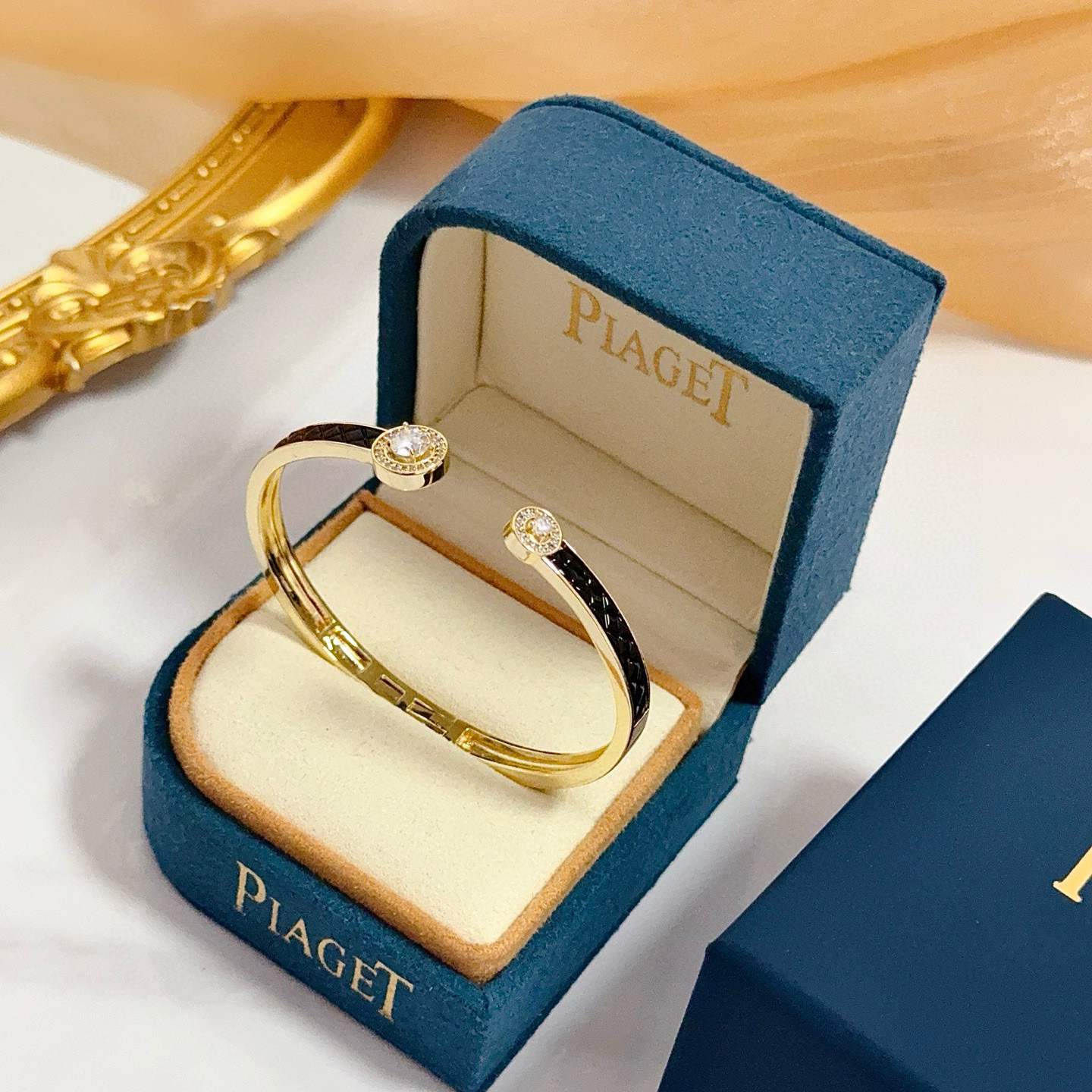 Piaget伯爵手镯， 高端定制版本 镶嵌钻工艺 ，V金材质 ，细节处尽显奢华。金属质感与纹理相互映衬，