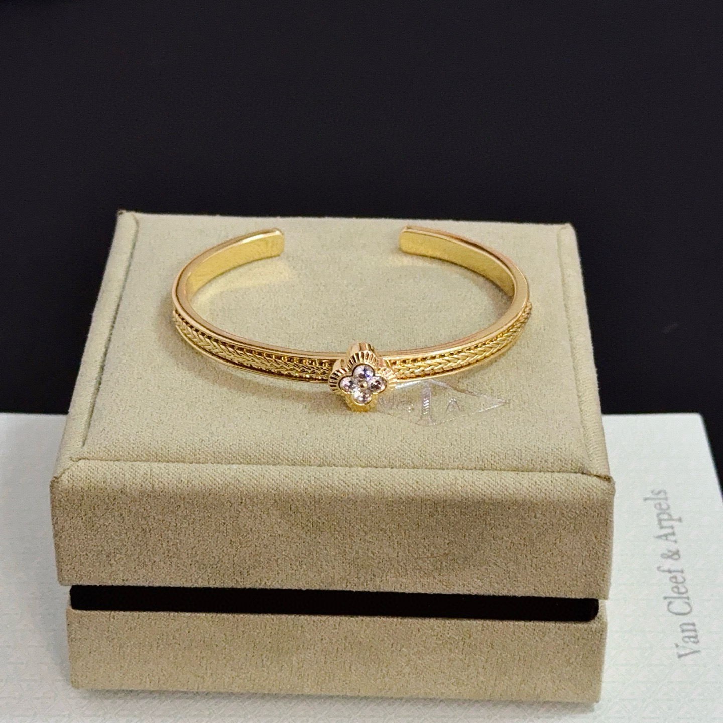 〔精工原版〕爆款 VCA四叶草🍀梵克雅宝手镯V金等级 经典之作 官网同款 时尚潮流 采用多层次金属雕刻设