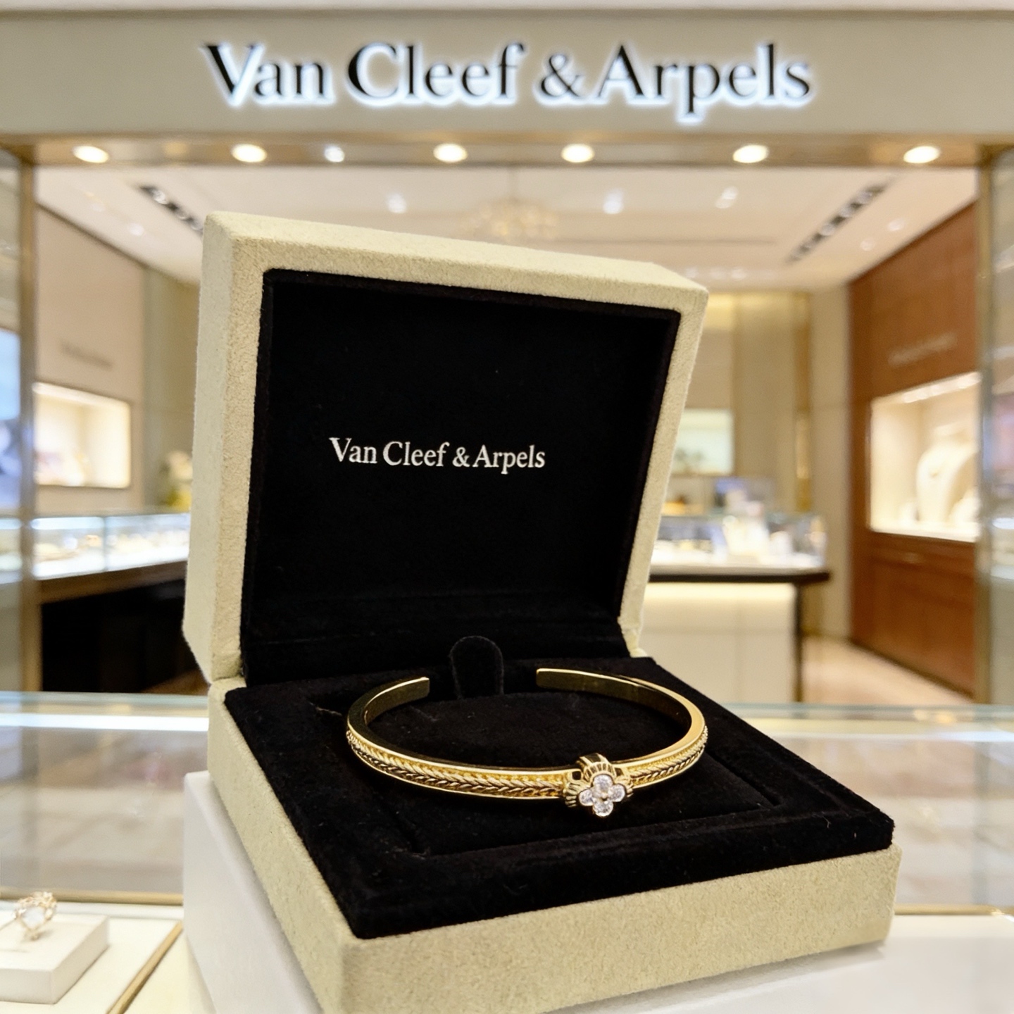 〔精工原版〕爆款 VCA四叶草🍀梵克雅宝手镯V金等级 经典之作 官网同款 时尚潮流 采用多层次金属雕刻设