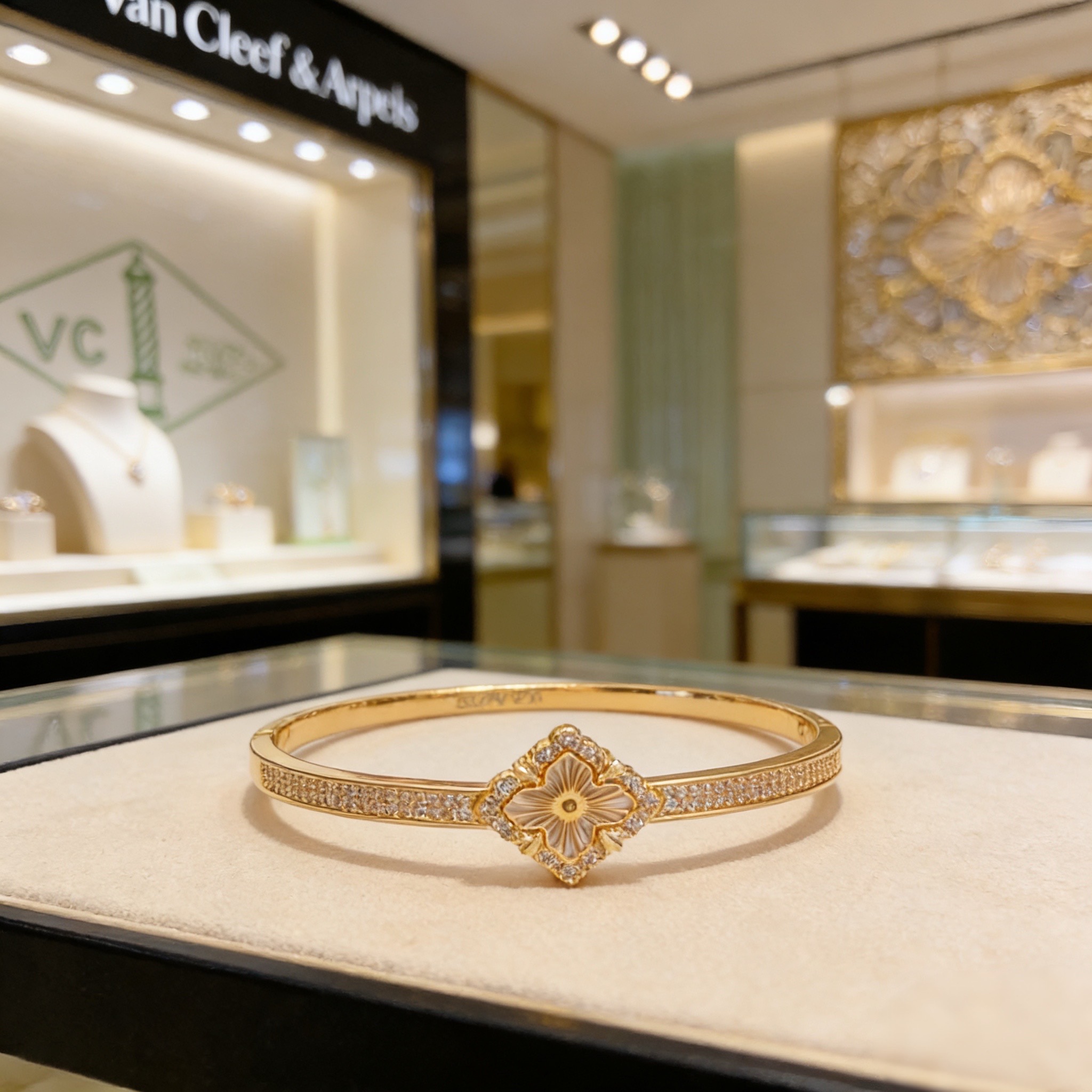 〔精工原版〕VCA四叶草🍀梵克雅宝手链手镯 V金等级 经典之作 官网同款 时尚潮流 采用多层次金属雕刻设