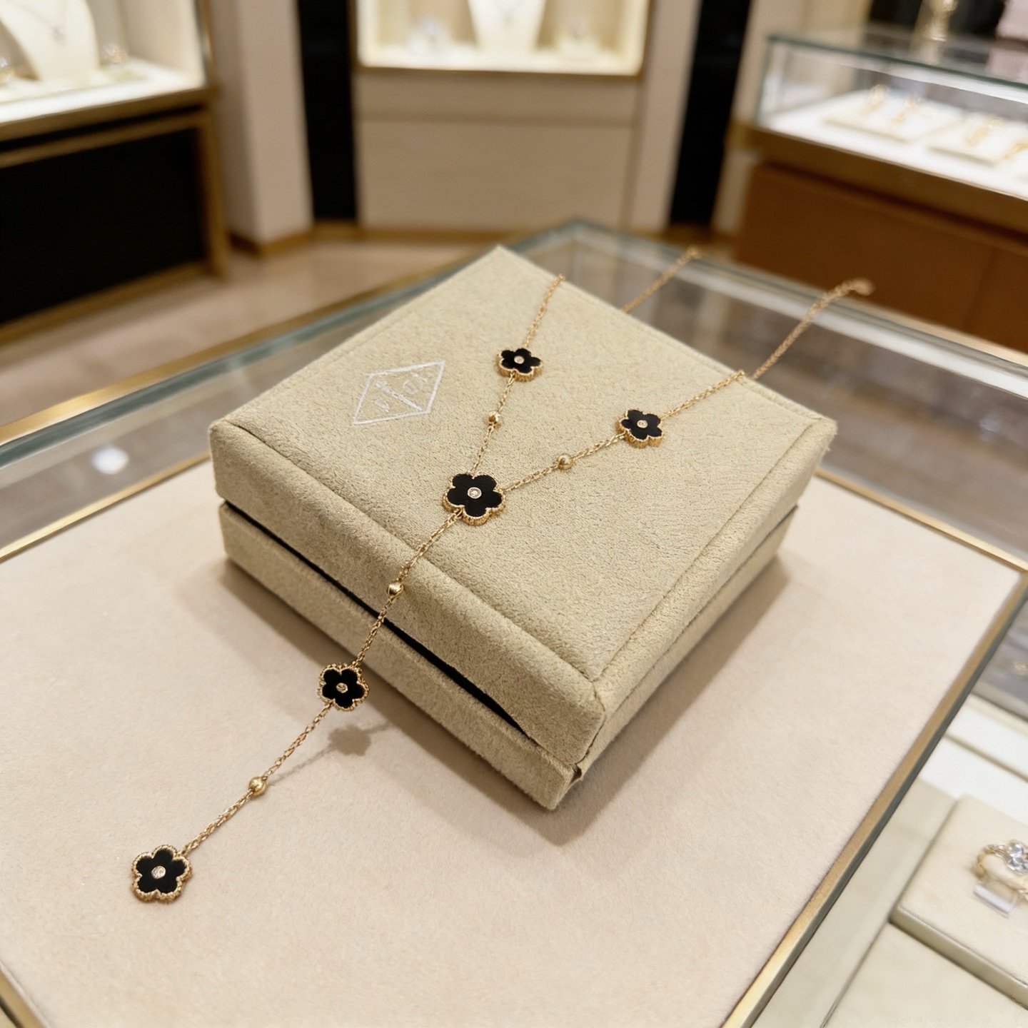 〔精工原版〕VCA四叶草🍀梵克雅🍛项链，经典之作 官网同款 时尚潮流 采用多层次金属雕刻设计 使花瓣更立