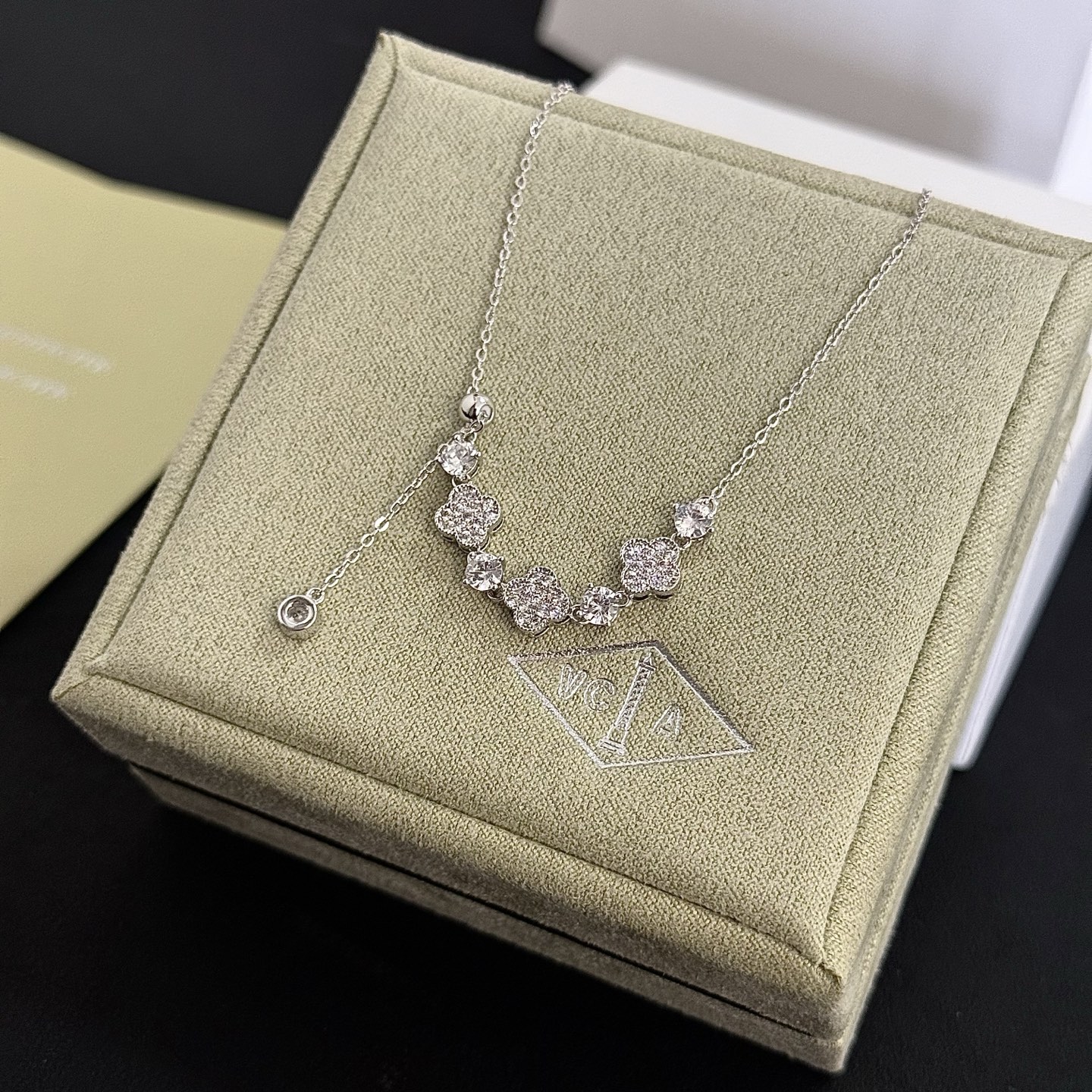 〔精工原版〕VCA四叶草🍀梵克雅🍛项链，经典之作 官网同款 时尚潮流 采用多层次金属雕刻设计 使花瓣更立