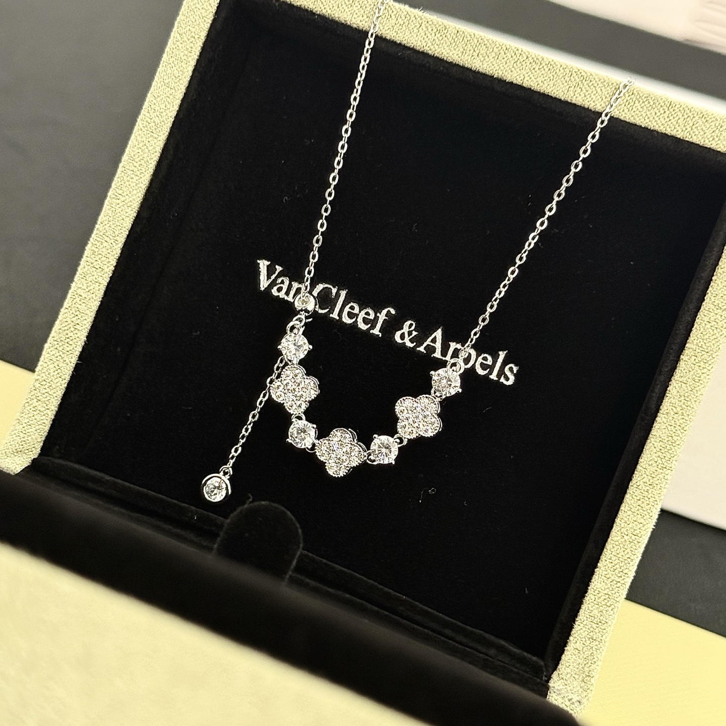 〔精工原版〕VCA四叶草🍀梵克雅🍛项链，经典之作 官网同款 时尚潮流 采用多层次金属雕刻设计 使花瓣更立
