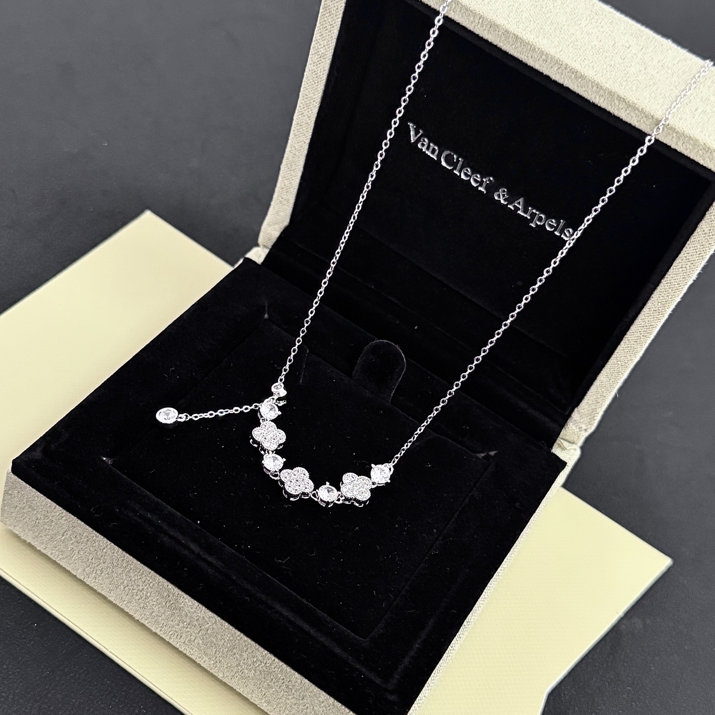 〔精工原版〕VCA四叶草🍀梵克雅🍛项链，经典之作 官网同款 时尚潮流 采用多层次金属雕刻设计 使花瓣更立