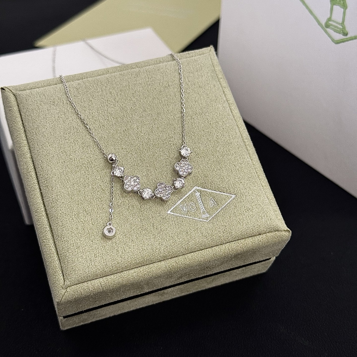 〔精工原版〕VCA四叶草🍀梵克雅🍛项链，经典之作 官网同款 时尚潮流 采用多层次金属雕刻设计 使花瓣更立