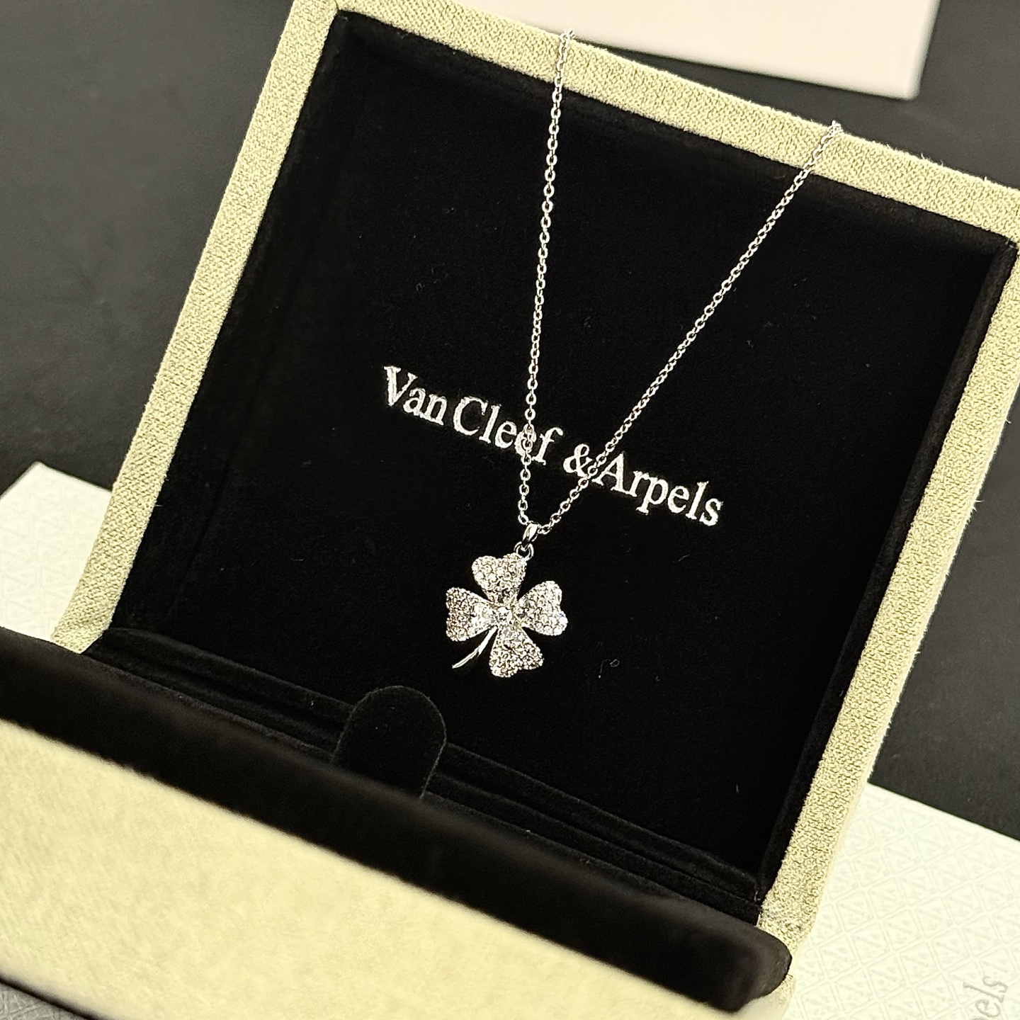 〔精工原版〕VCA四叶草🍀梵克雅🍛项链，经典之作 官网同款 时尚潮流 采用多层次金属雕刻设计 使花瓣更立