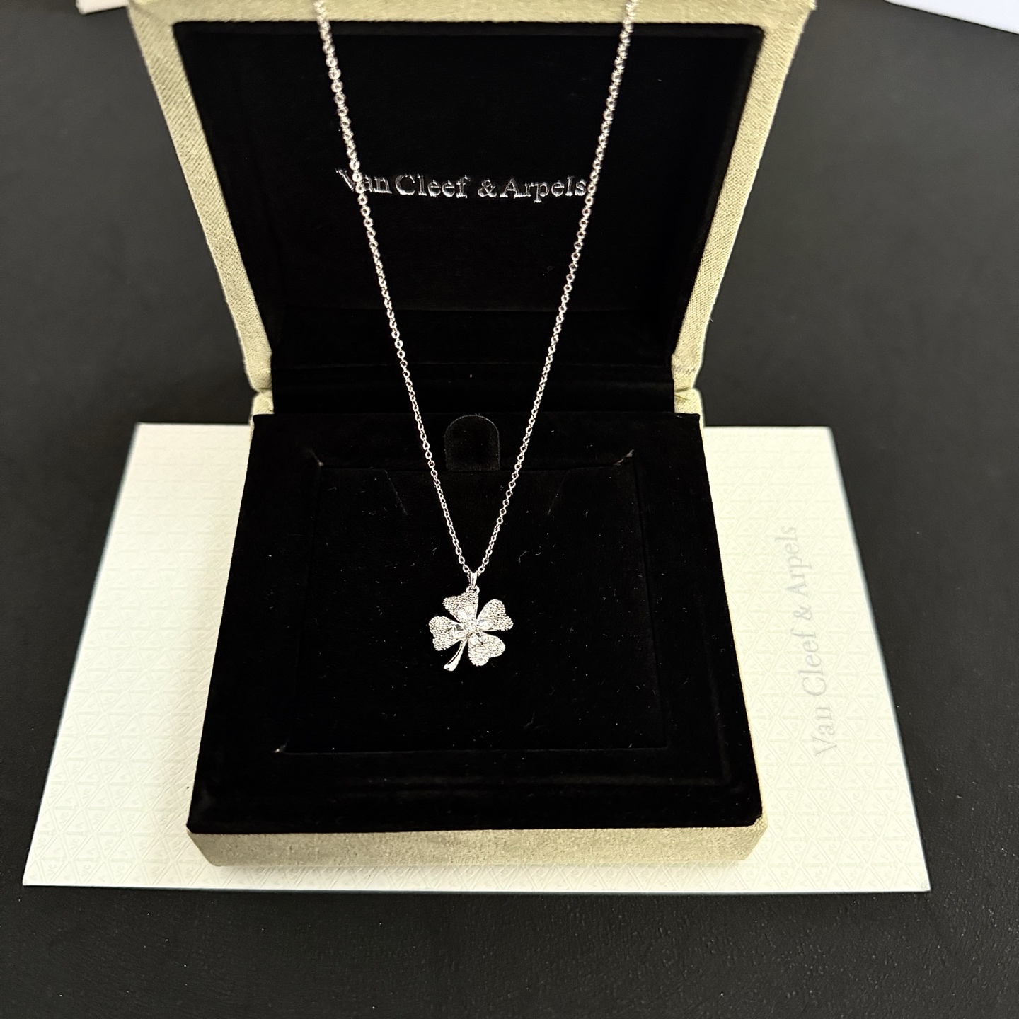 〔精工原版〕VCA四叶草🍀梵克雅🍛项链，经典之作 官网同款 时尚潮流 采用多层次金属雕刻设计 使花瓣更立