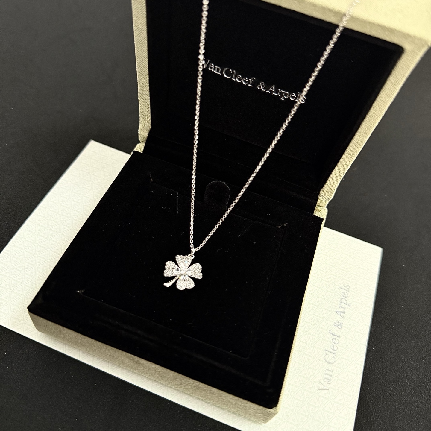 〔精工原版〕VCA四叶草🍀梵克雅🍛项链，经典之作 官网同款 时尚潮流 采用多层次金属雕刻设计 使花瓣更立
