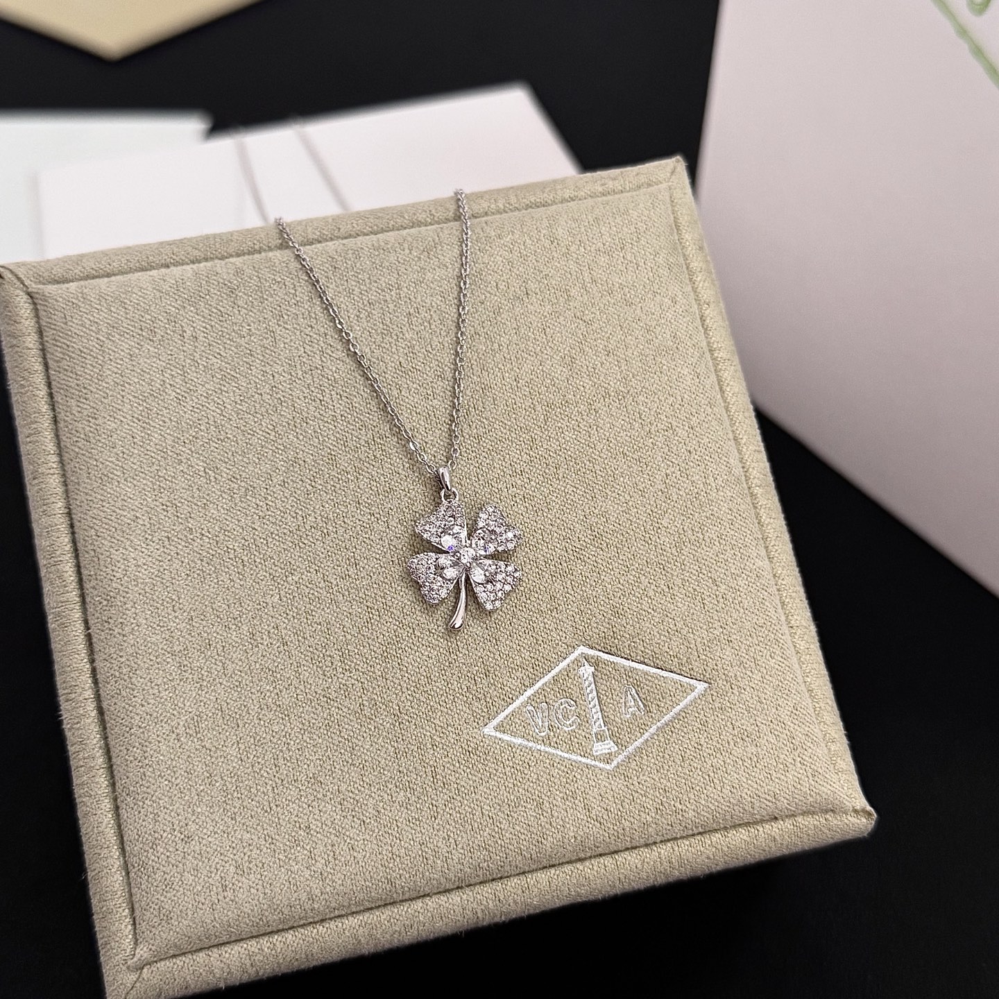 〔精工原版〕VCA四叶草🍀梵克雅🍛项链，经典之作 官网同款 时尚潮流 采用多层次金属雕刻设计 使花瓣更立