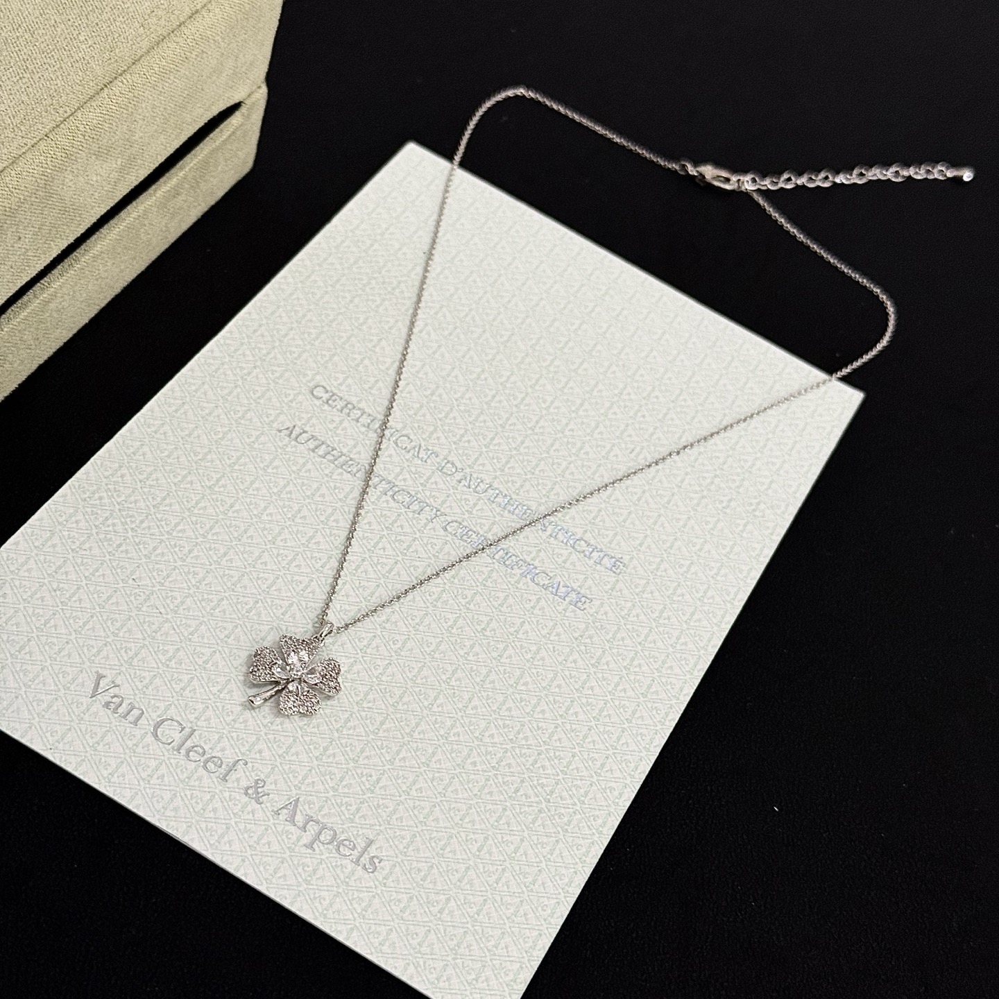 〔精工原版〕VCA四叶草🍀梵克雅🍛项链，经典之作 官网同款 时尚潮流 采用多层次金属雕刻设计 使花瓣更立