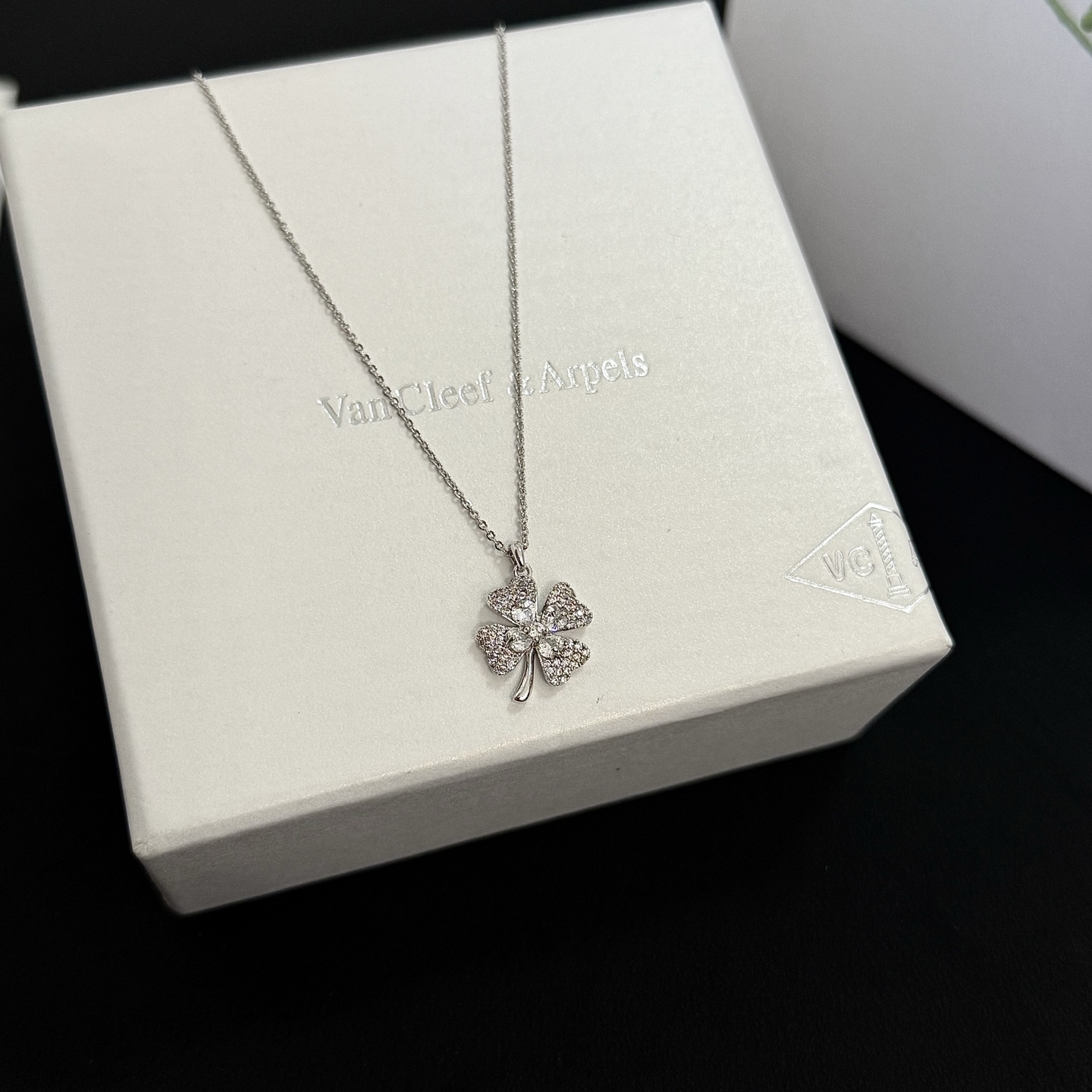〔精工原版〕VCA四叶草🍀梵克雅🍛项链，经典之作 官网同款 时尚潮流 采用多层次金属雕刻设计 使花瓣更立