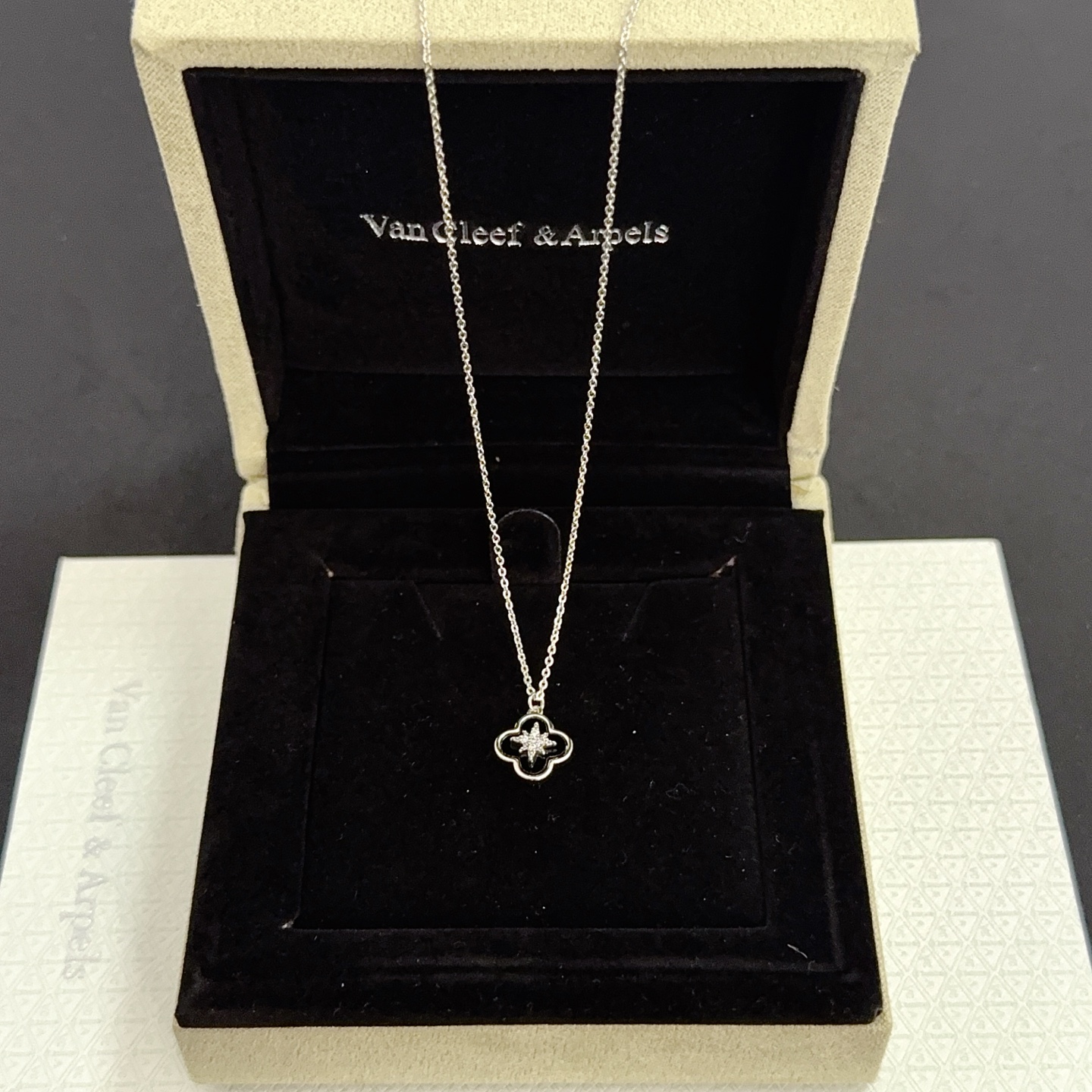 〔精工原版〕VCA四叶草🍀梵克雅🍛项链，经典之作 官网同款 时尚潮流 采用多层次金属雕刻设计 使花瓣更立