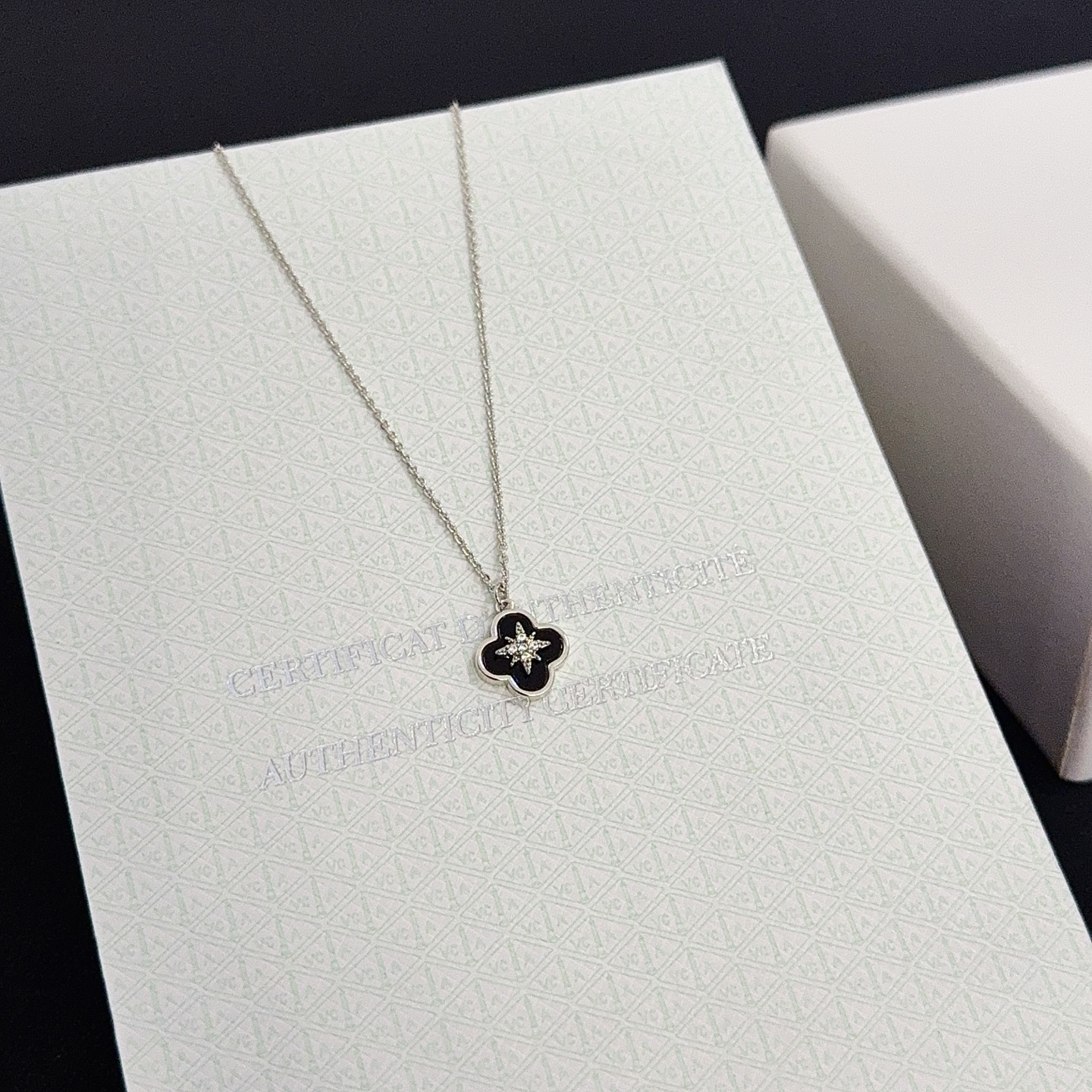 〔精工原版〕VCA四叶草🍀梵克雅🍛项链，经典之作 官网同款 时尚潮流 采用多层次金属雕刻设计 使花瓣更立