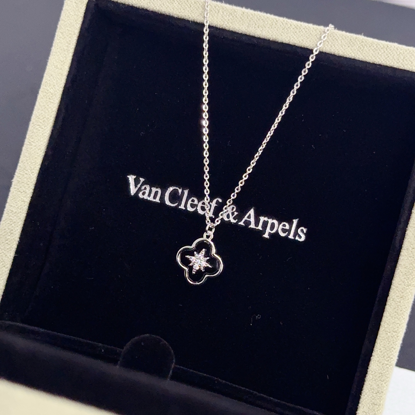 〔精工原版〕VCA四叶草🍀梵克雅🍛项链，经典之作 官网同款 时尚潮流 采用多层次金属雕刻设计 使花瓣更立