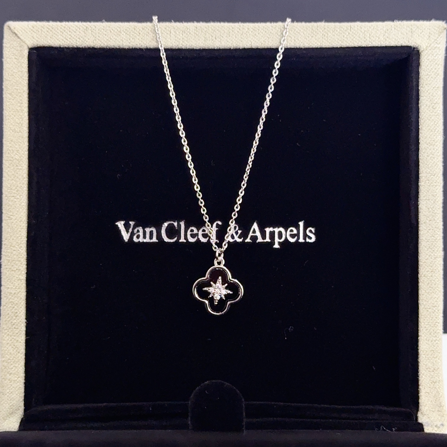 〔精工原版〕VCA四叶草🍀梵克雅🍛项链，经典之作 官网同款 时尚潮流 采用多层次金属雕刻设计 使花瓣更立