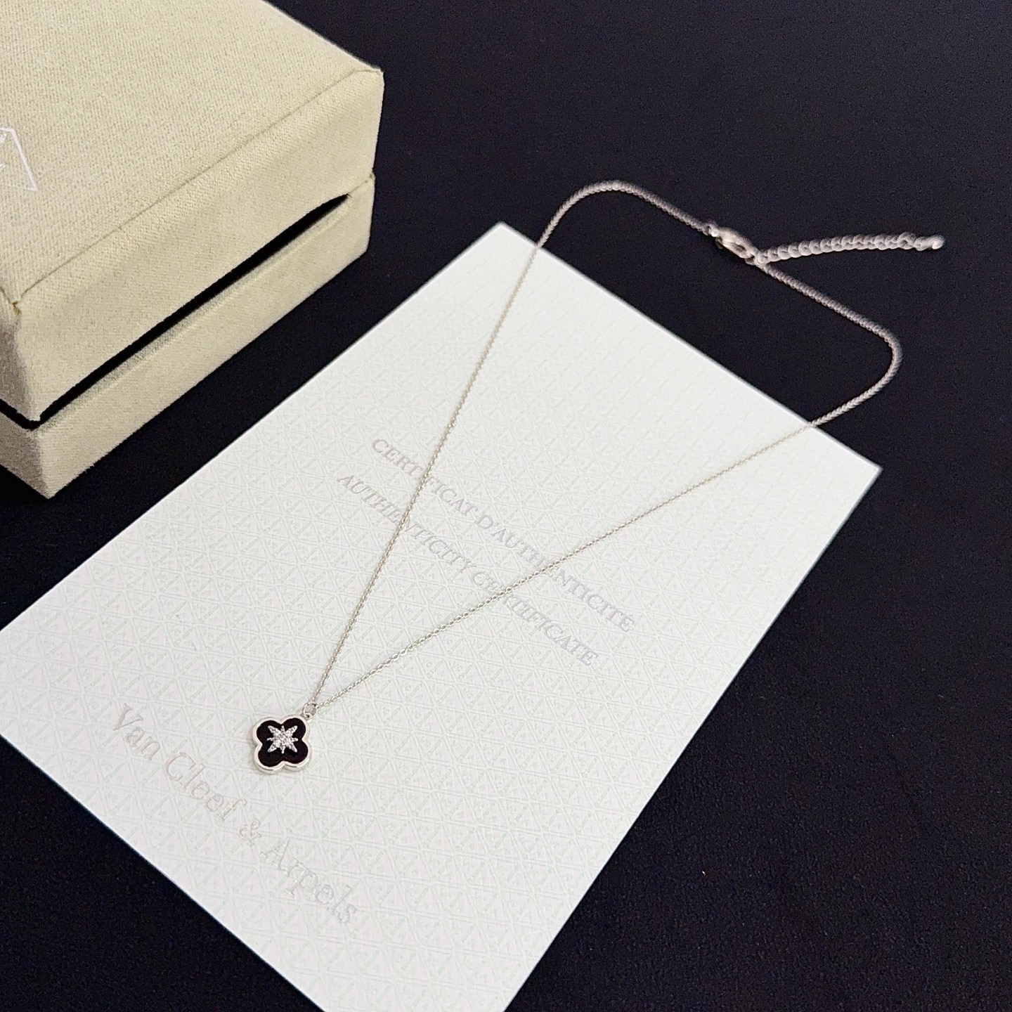 〔精工原版〕VCA四叶草🍀梵克雅🍛项链，经典之作 官网同款 时尚潮流 采用多层次金属雕刻设计 使花瓣更立