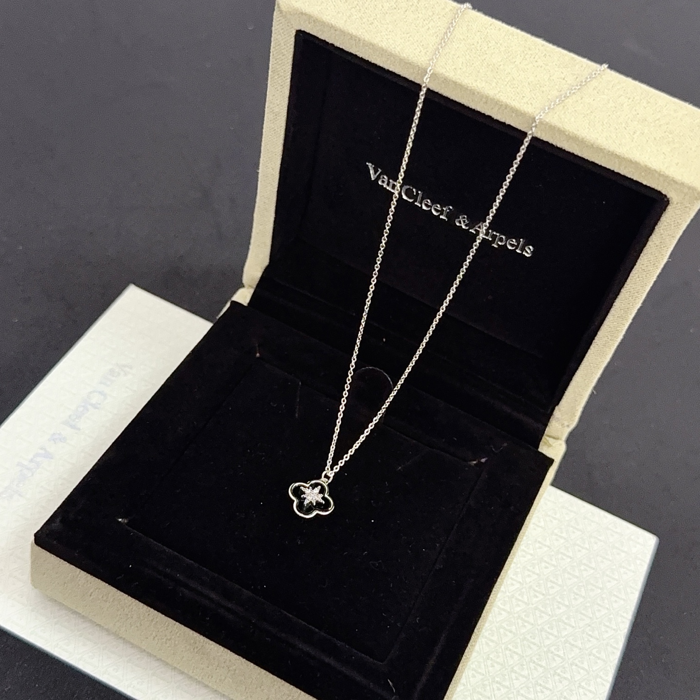〔精工原版〕VCA四叶草🍀梵克雅🍛项链，经典之作 官网同款 时尚潮流 采用多层次金属雕刻设计 使花瓣更立