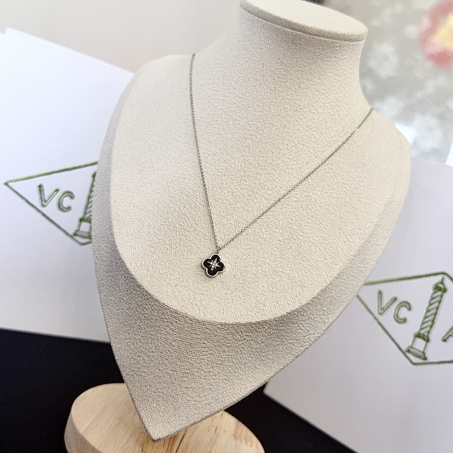 〔精工原版〕VCA四叶草🍀梵克雅🍛项链，经典之作 官网同款 时尚潮流 采用多层次金属雕刻设计 使花瓣更立