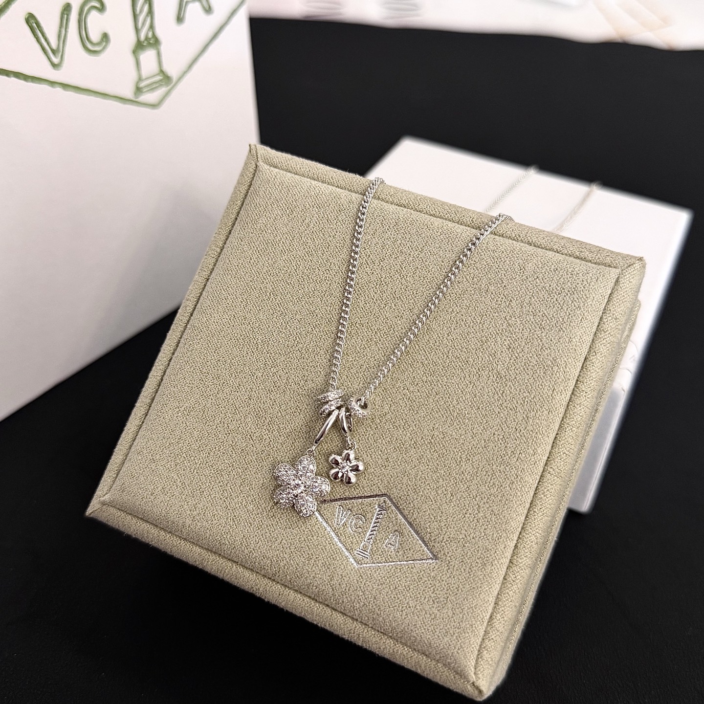 〔精工原版〕VCA四叶草🍀梵克雅🍛项链，经典之作 官网同款 时尚潮流 采用多层次金属雕刻设计 使花瓣更立