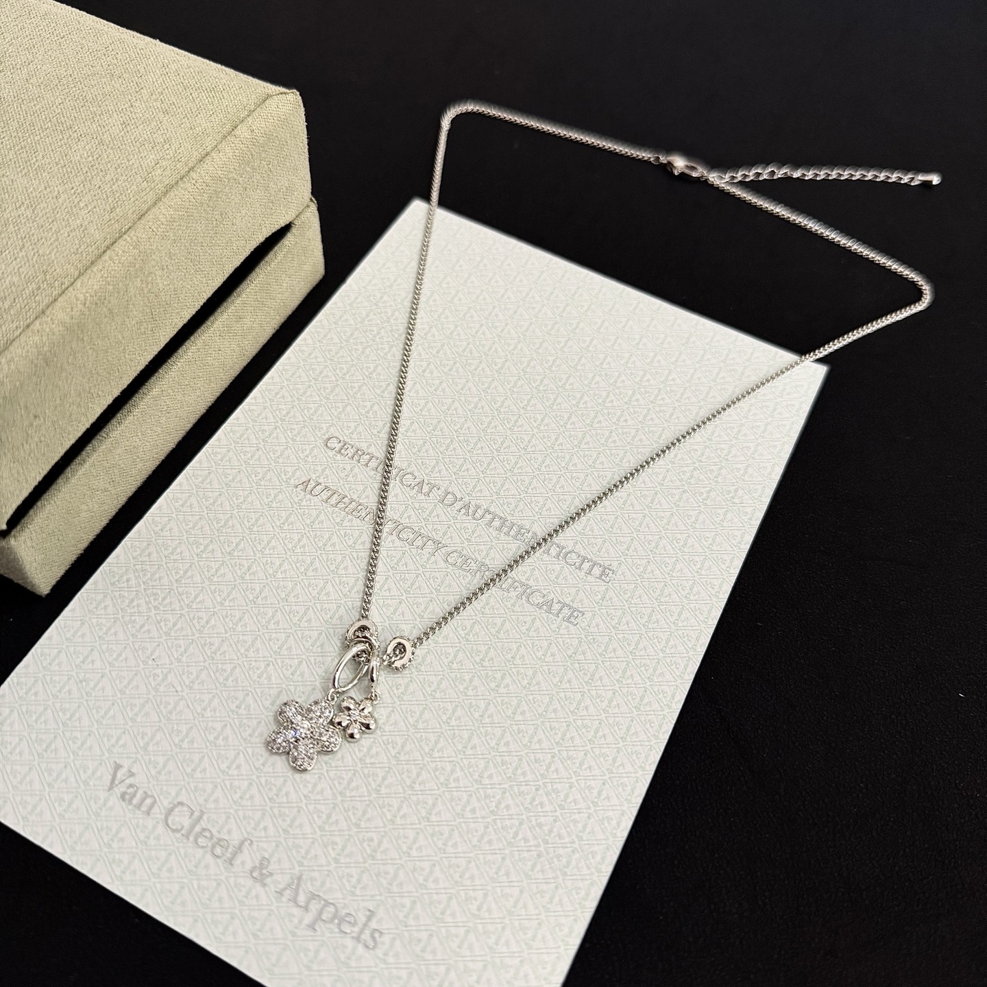 〔精工原版〕VCA四叶草🍀梵克雅🍛项链，经典之作 官网同款 时尚潮流 采用多层次金属雕刻设计 使花瓣更立