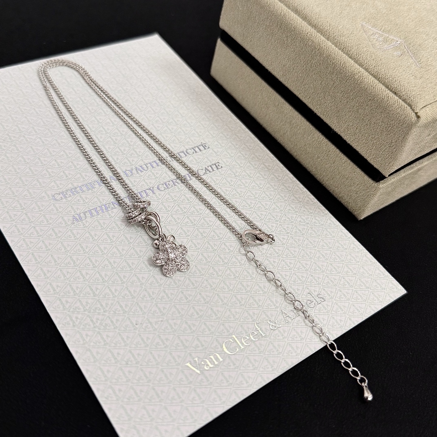 〔精工原版〕VCA四叶草🍀梵克雅🍛项链，经典之作 官网同款 时尚潮流 采用多层次金属雕刻设计 使花瓣更立