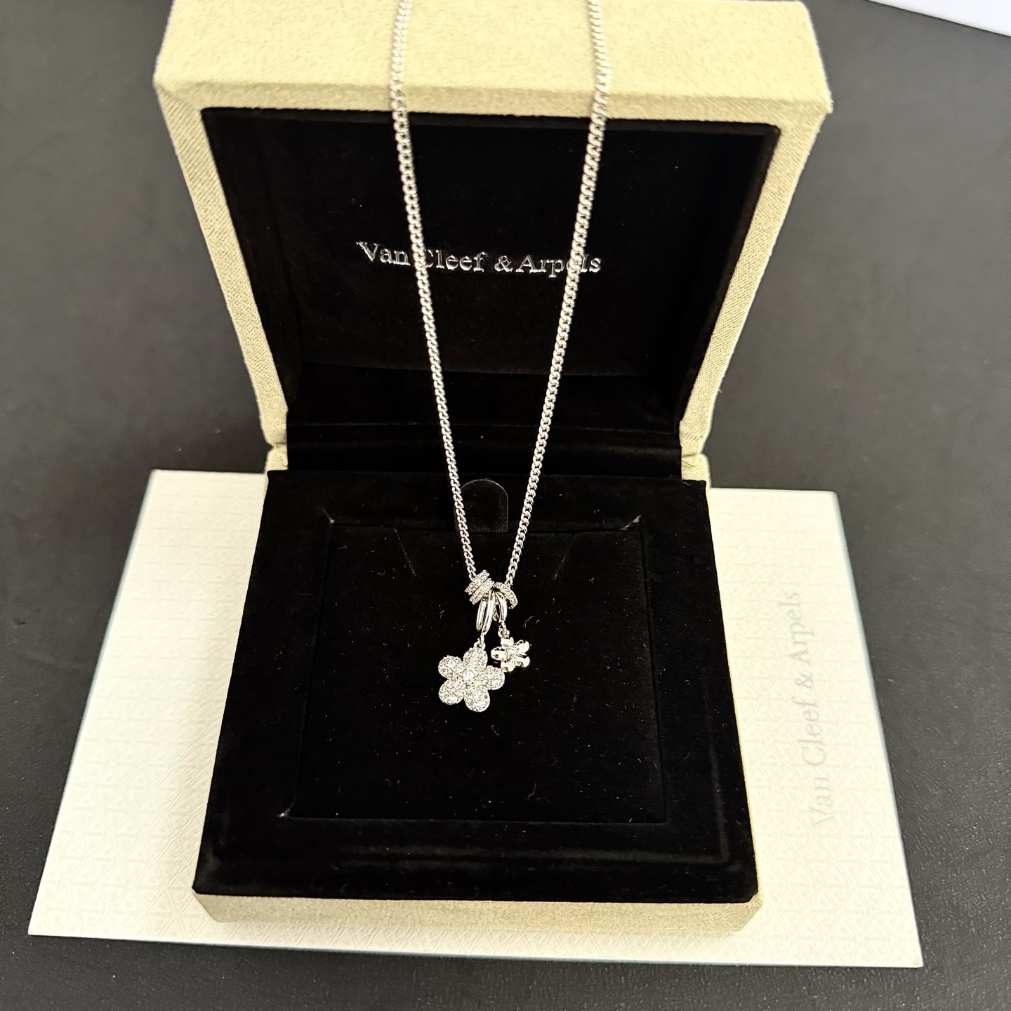 〔精工原版〕VCA四叶草🍀梵克雅🍛项链，经典之作 官网同款 时尚潮流 采用多层次金属雕刻设计 使花瓣更立