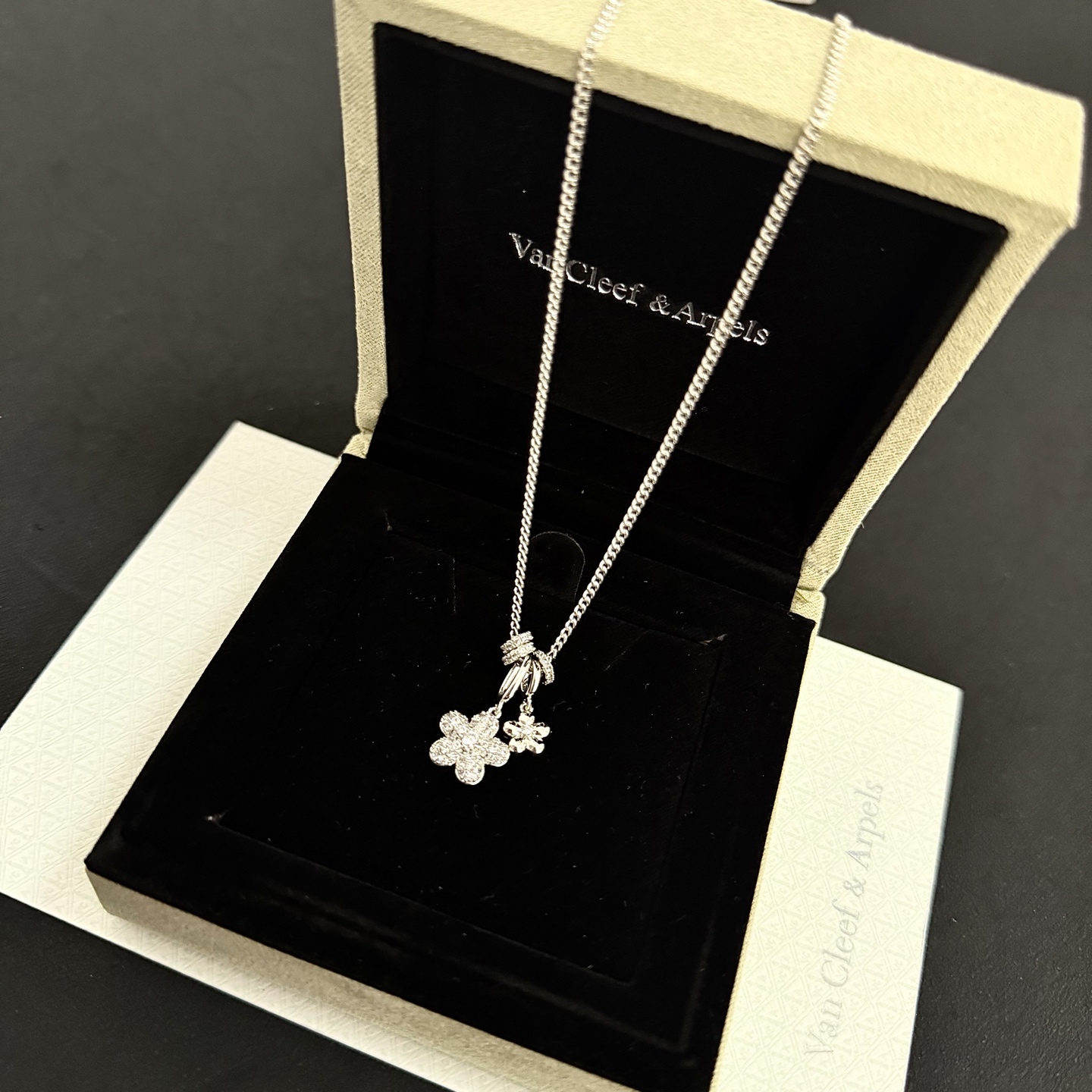 〔精工原版〕VCA四叶草🍀梵克雅🍛项链，经典之作 官网同款 时尚潮流 采用多层次金属雕刻设计 使花瓣更立