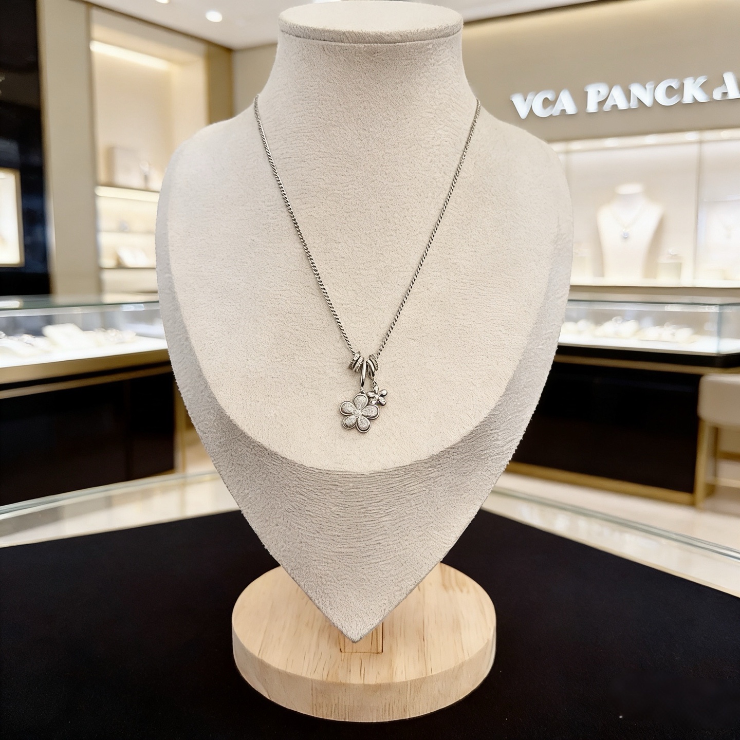 〔精工原版〕VCA四叶草🍀梵克雅🍛项链，经典之作 官网同款 时尚潮流 采用多层次金属雕刻设计 使花瓣更立