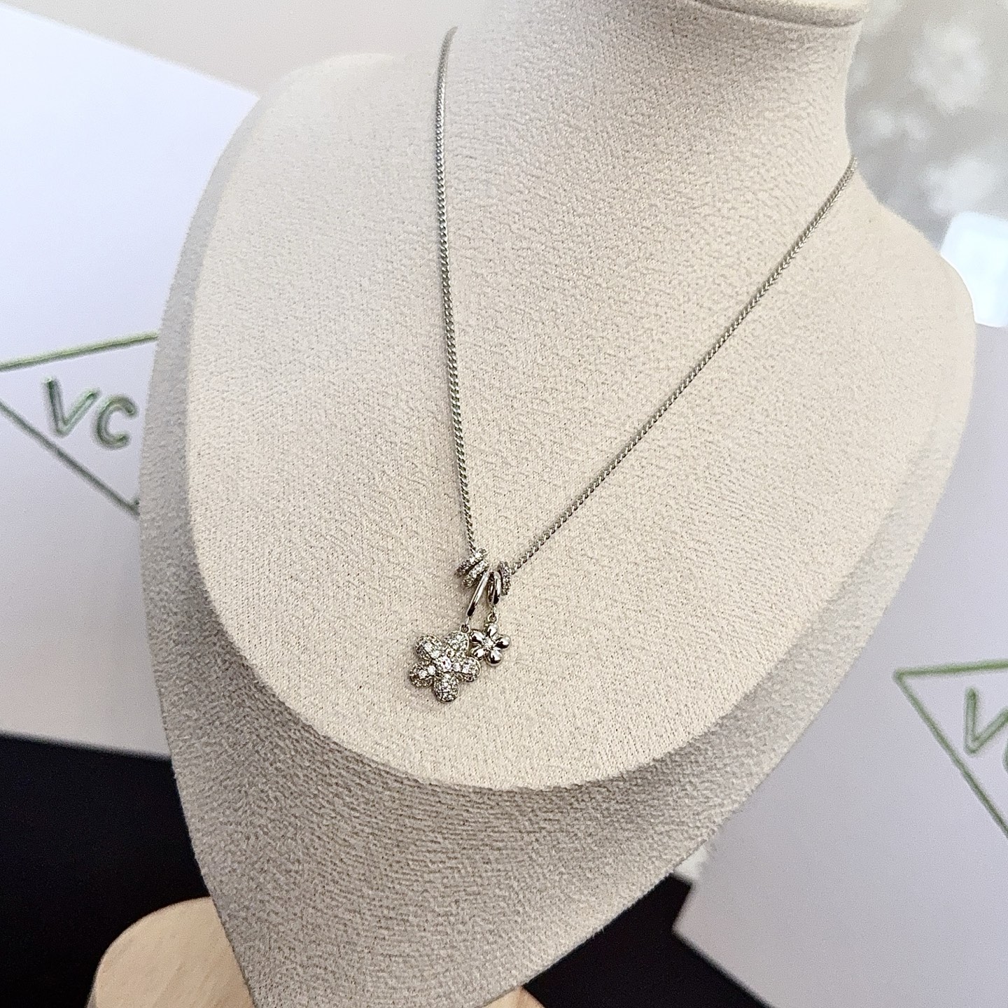 〔精工原版〕VCA四叶草🍀梵克雅🍛项链，经典之作 官网同款 时尚潮流 采用多层次金属雕刻设计 使花瓣更立