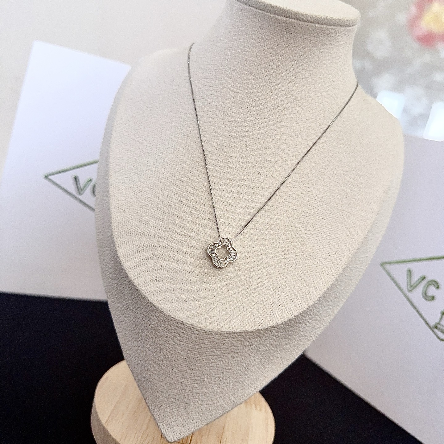 〔精工原版〕VCA四叶草🍀梵克雅🍛项链，经典之作 官网同款 时尚潮流 采用多层次金属雕刻设计 使花瓣更立