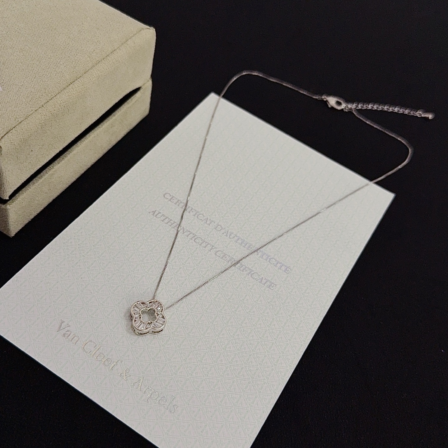 〔精工原版〕VCA四叶草🍀梵克雅🍛项链，经典之作 官网同款 时尚潮流 采用多层次金属雕刻设计 使花瓣更立