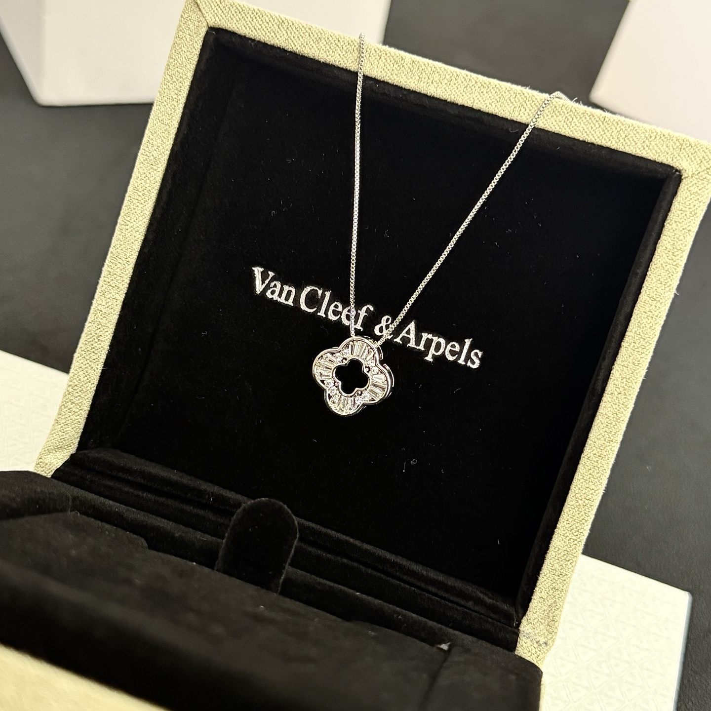 〔精工原版〕VCA四叶草🍀梵克雅🍛项链，经典之作 官网同款 时尚潮流 采用多层次金属雕刻设计 使花瓣更立