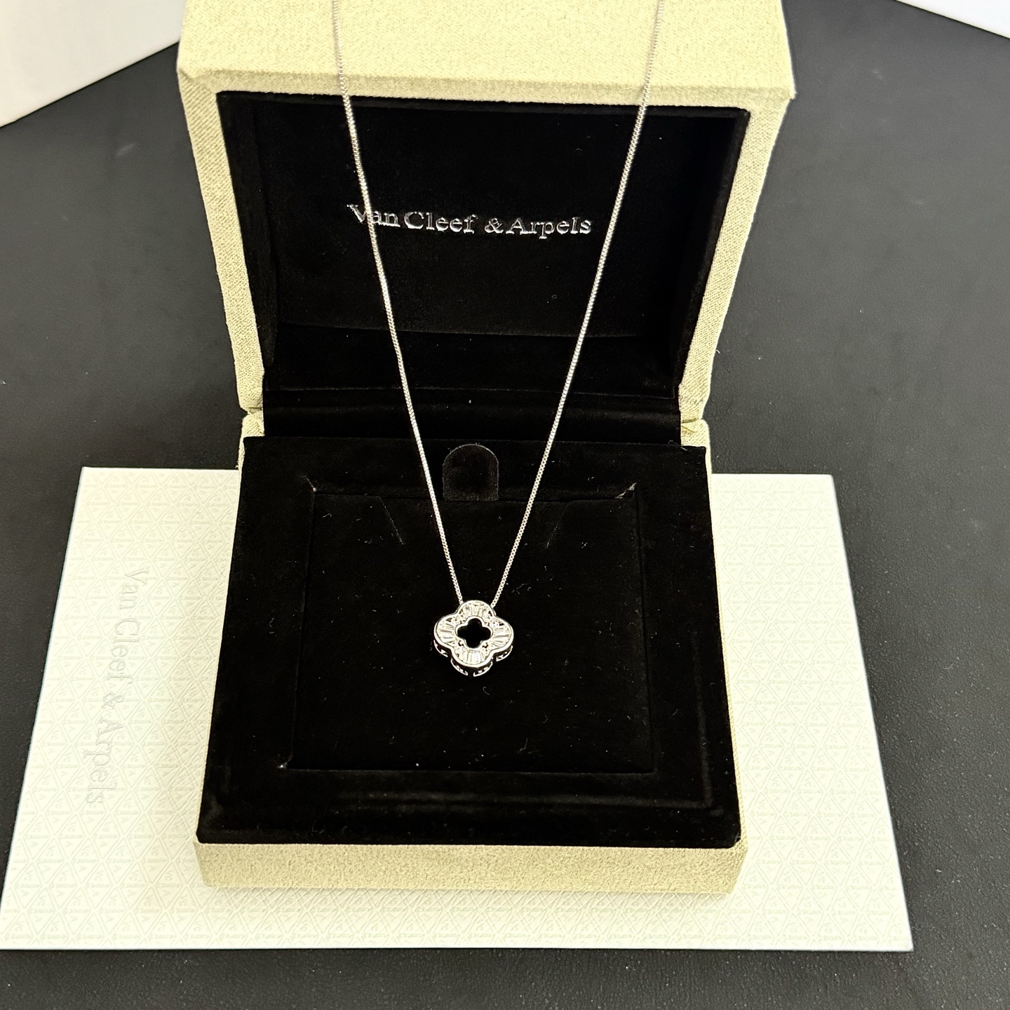 〔精工原版〕VCA四叶草🍀梵克雅🍛项链，经典之作 官网同款 时尚潮流 采用多层次金属雕刻设计 使花瓣更立