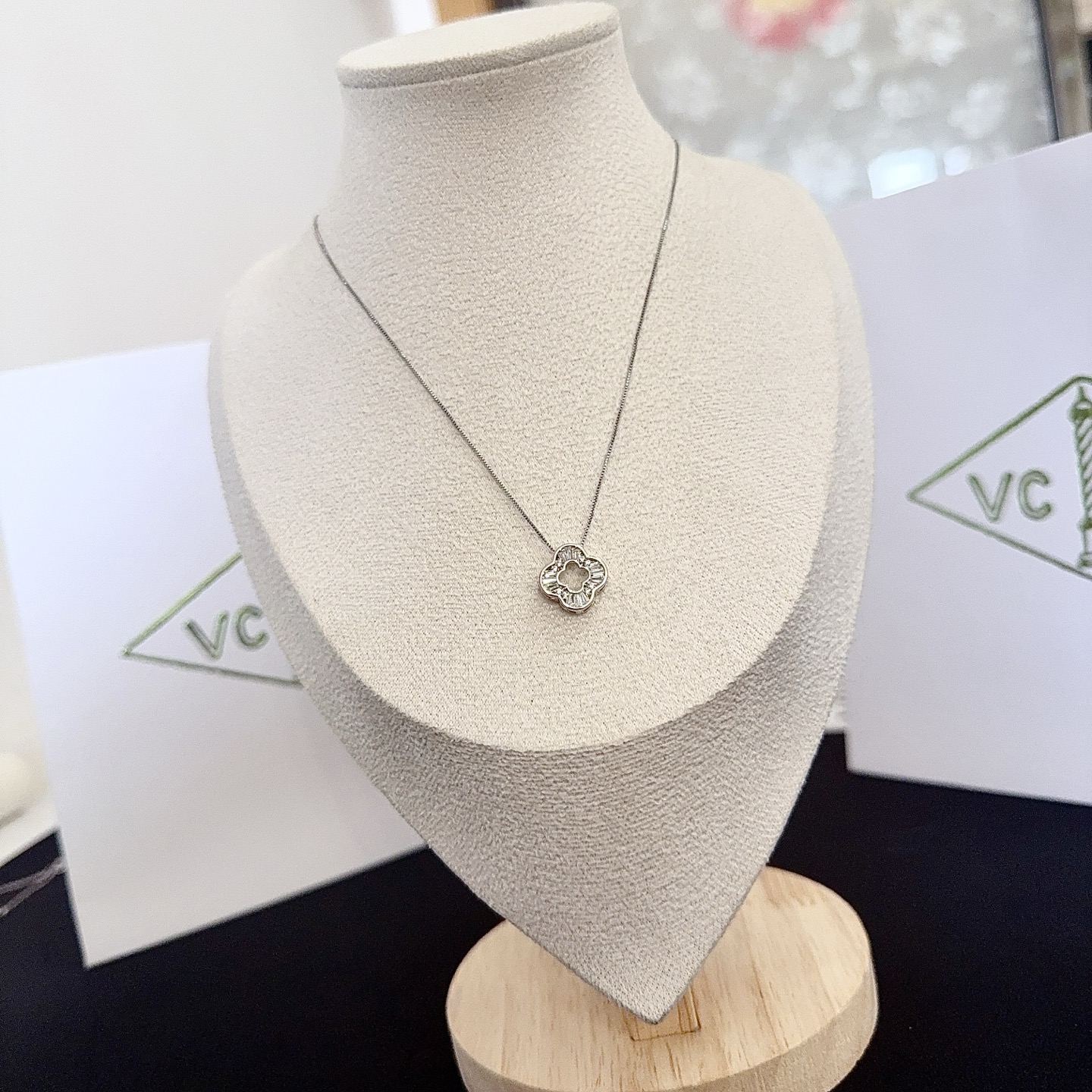 〔精工原版〕VCA四叶草🍀梵克雅🍛项链，经典之作 官网同款 时尚潮流 采用多层次金属雕刻设计 使花瓣更立