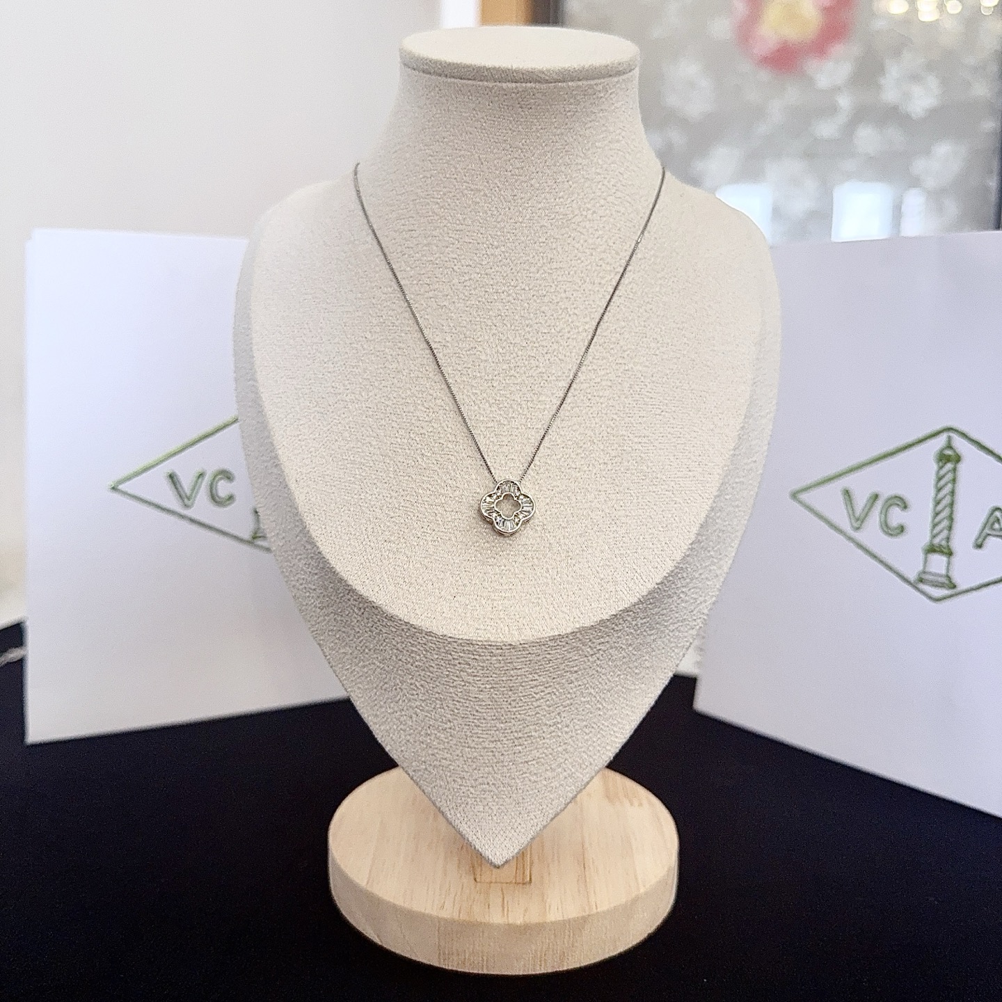 〔精工原版〕VCA四叶草🍀梵克雅🍛项链，经典之作 官网同款 时尚潮流 采用多层次金属雕刻设计 使花瓣更立